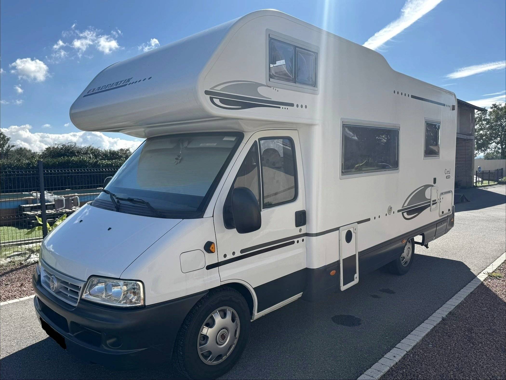 Vue avant de 3/4 Fiat Ducato 2.8 jtd - Yescapa
