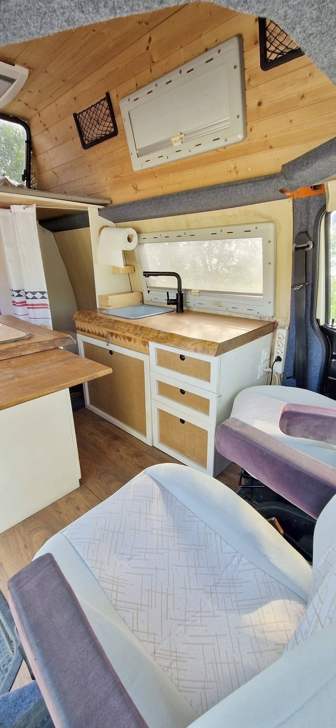 Área de jantar Volkswagen California T4 2.5 TDI 102cv - Yescapa