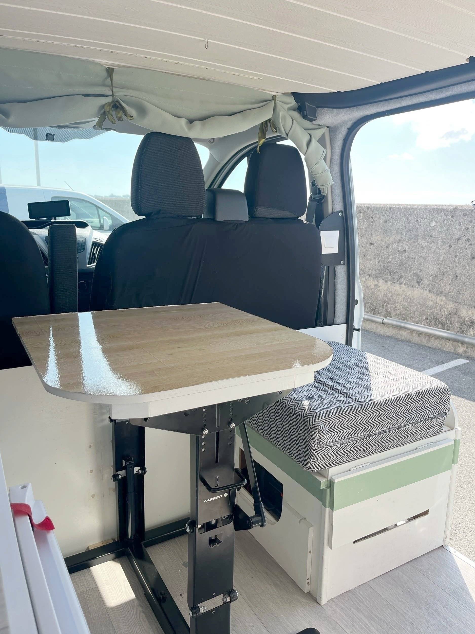 Área de jantar Ford Custom 2,2 l 125 ch - Yescapa