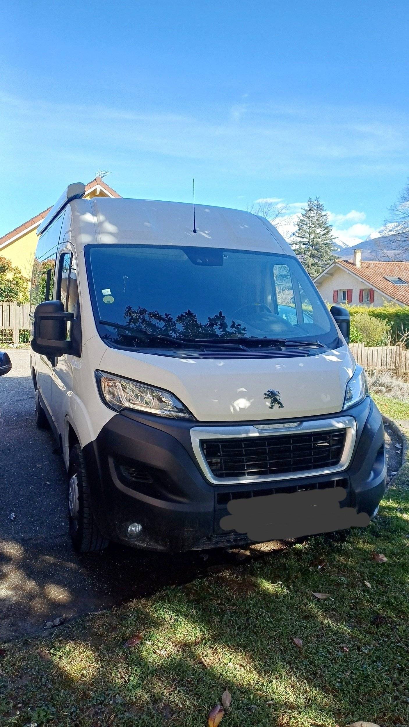 Vista del vehículo ángulo delantero Peugeot Boxer 2.2 Blue HDI 140ch - Yescapa