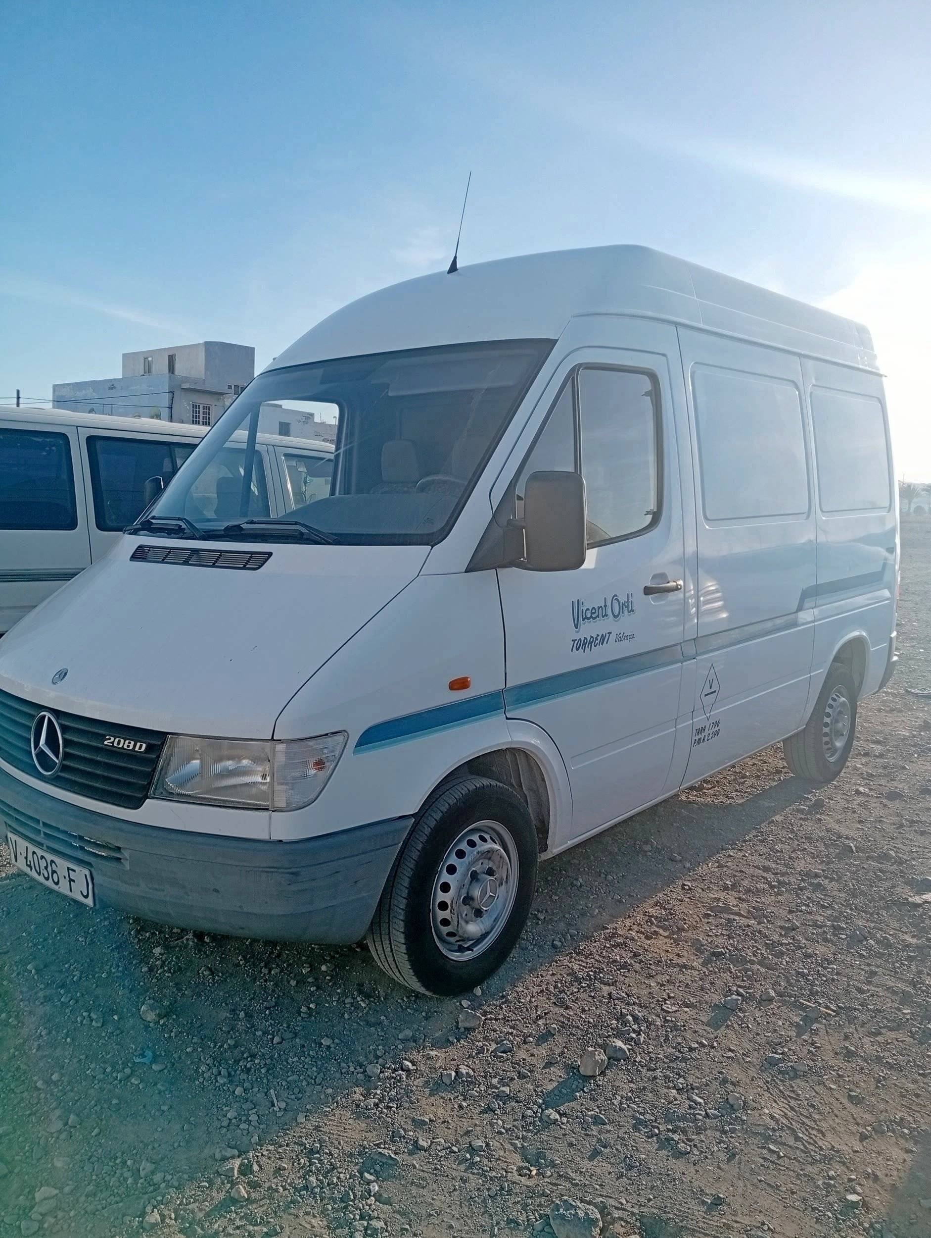 Front view from 3/4 Mercedes Sprinter 95 ch - Yescapa