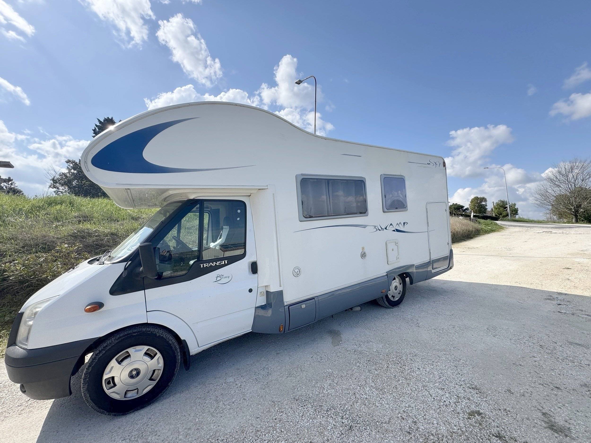 schräge Vorderansicht Ford Rimor - Yescapa