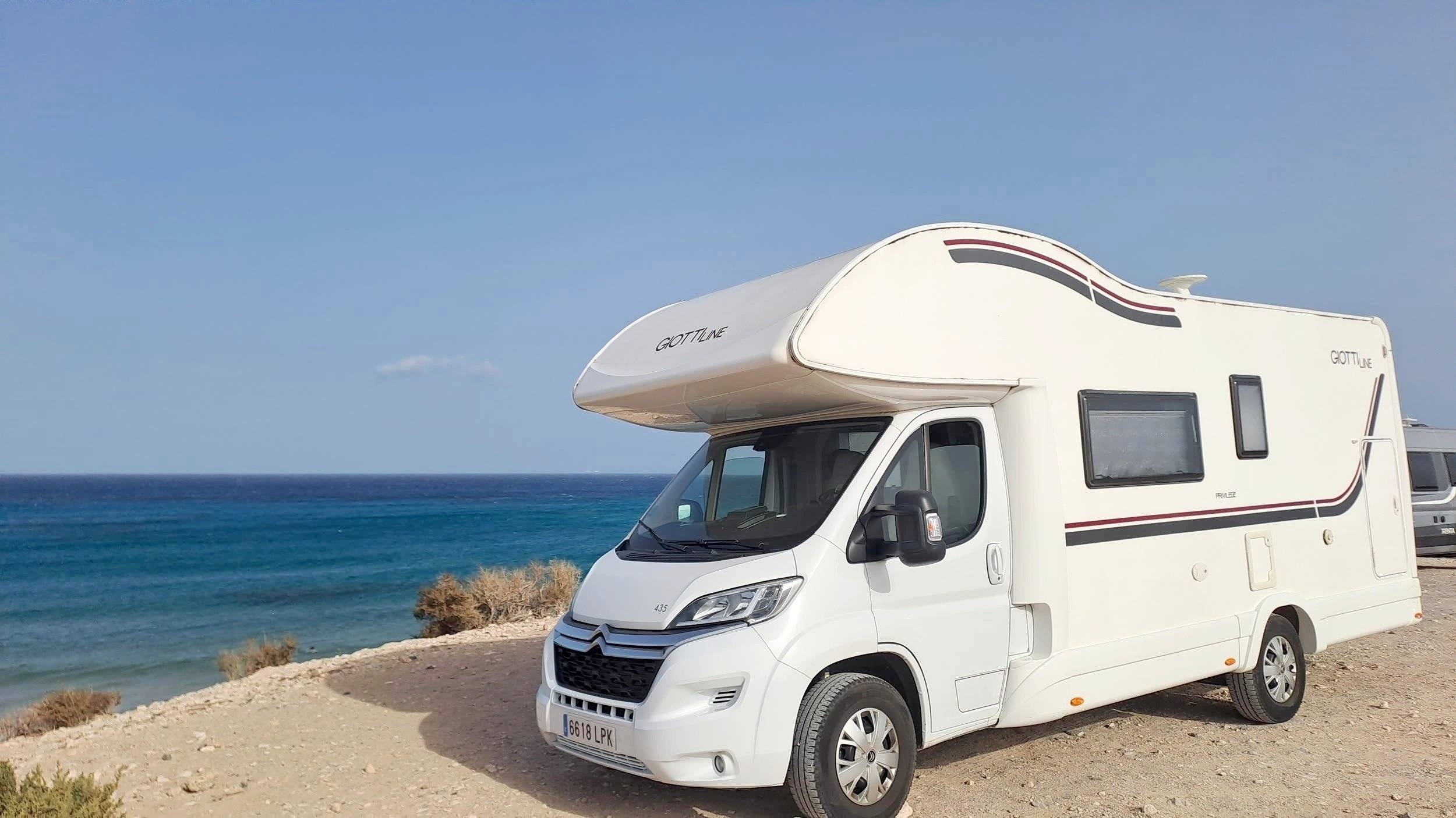 Front view from 3/4 Citroën Citroen Jumper 2,2 l Blue HDi (103kW / 140PS) - Yescapa