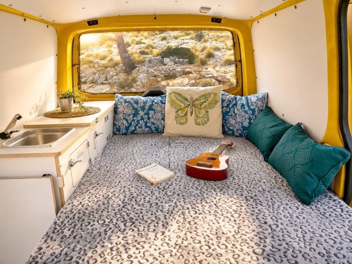 Dining Area Volkswagen Transporter - Yescapa