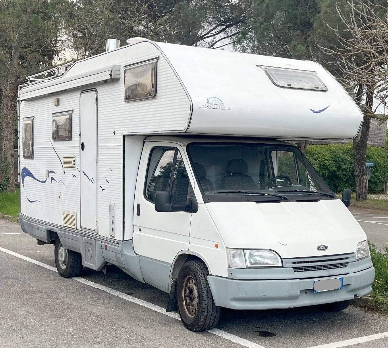 schräge Vorderansicht Ford - Yescapa