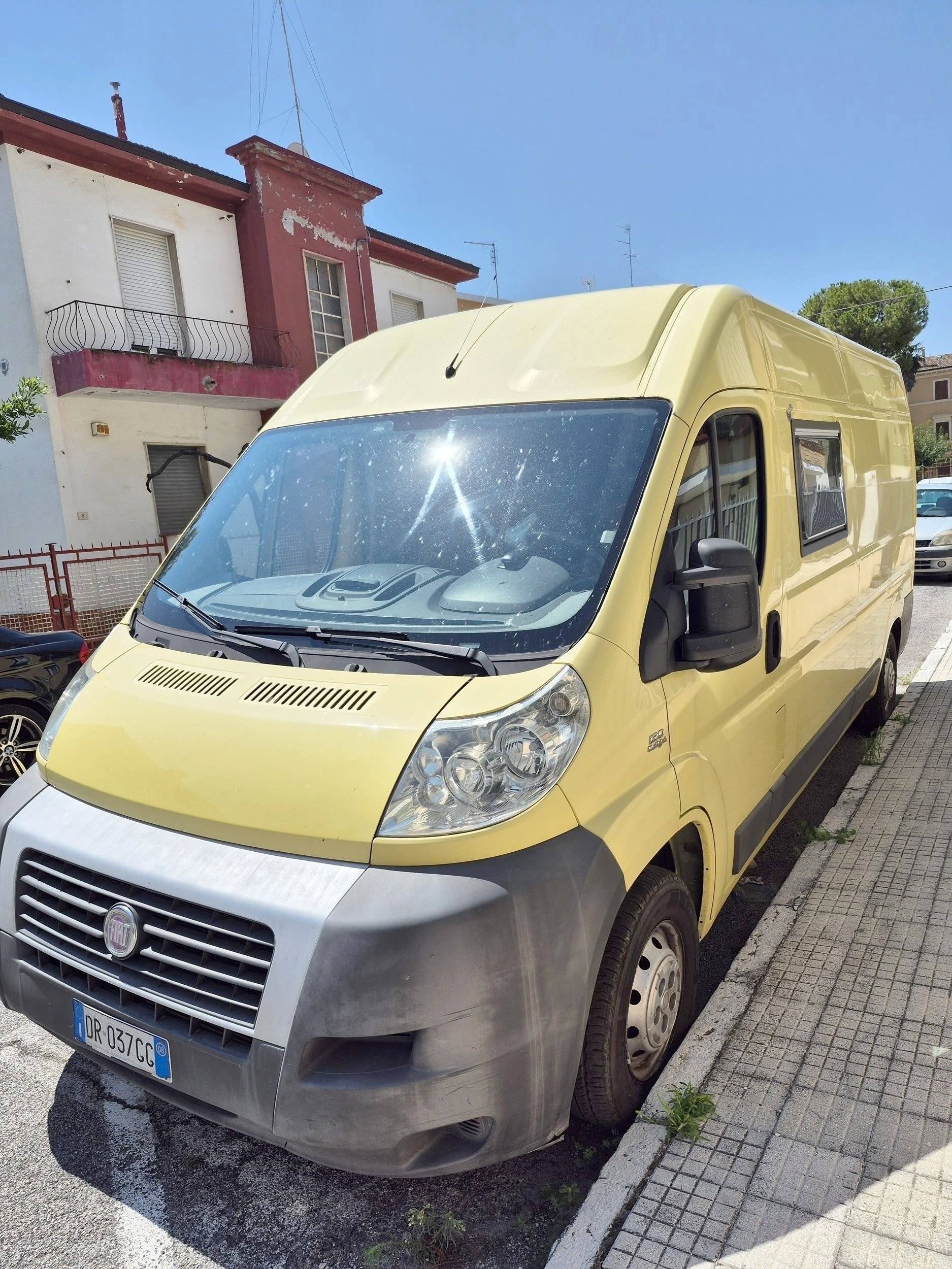 Voorkant 3/4 Fiat Ducato 2,2 l Multijet 120 ch. - Yescapa