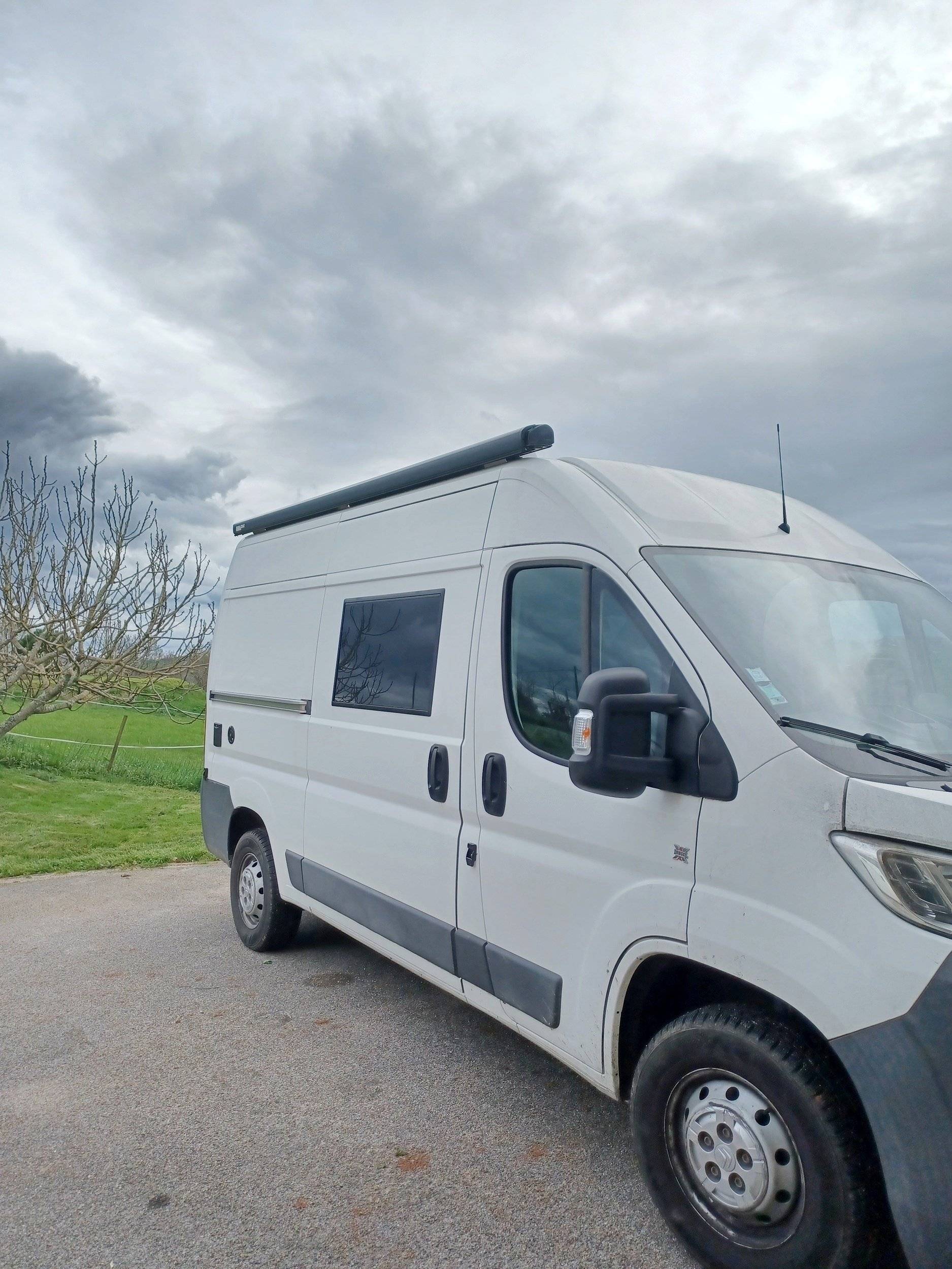 Front view from 3/4 Citroën Jumper 2,2 l 150 ch - Yescapa