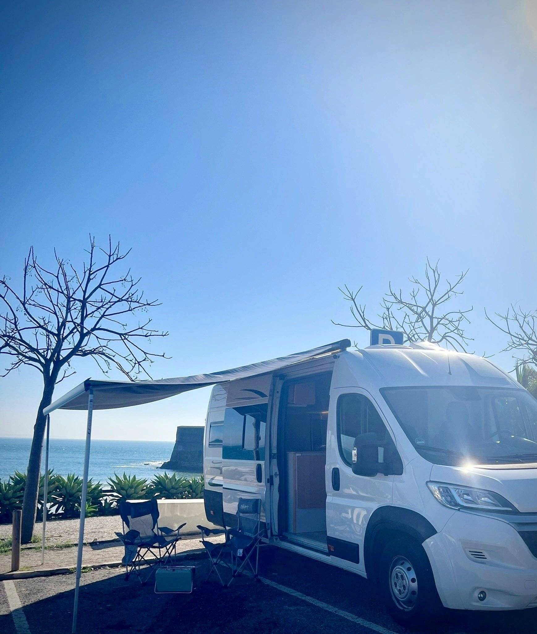 Front view from 3/4 Citroën Jumper 2,2 l 150 - Yescapa