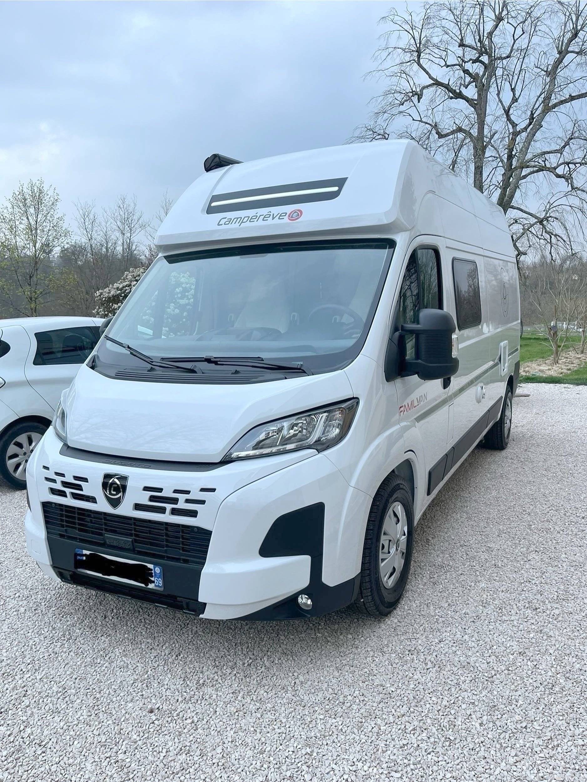 schräge Vorderansicht Fiat 2.2l 140 ch boite auto - Yescapa