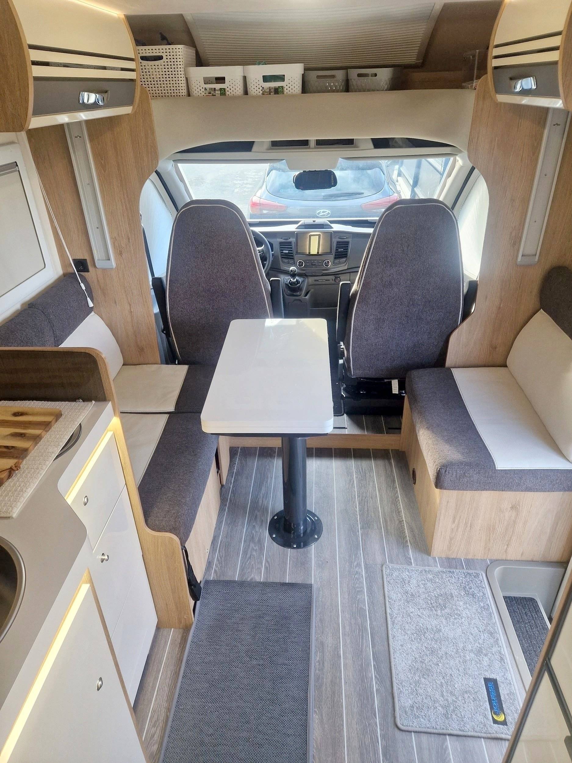 Coin repas Ford Transit 2,0 l 170 ch - Yescapa