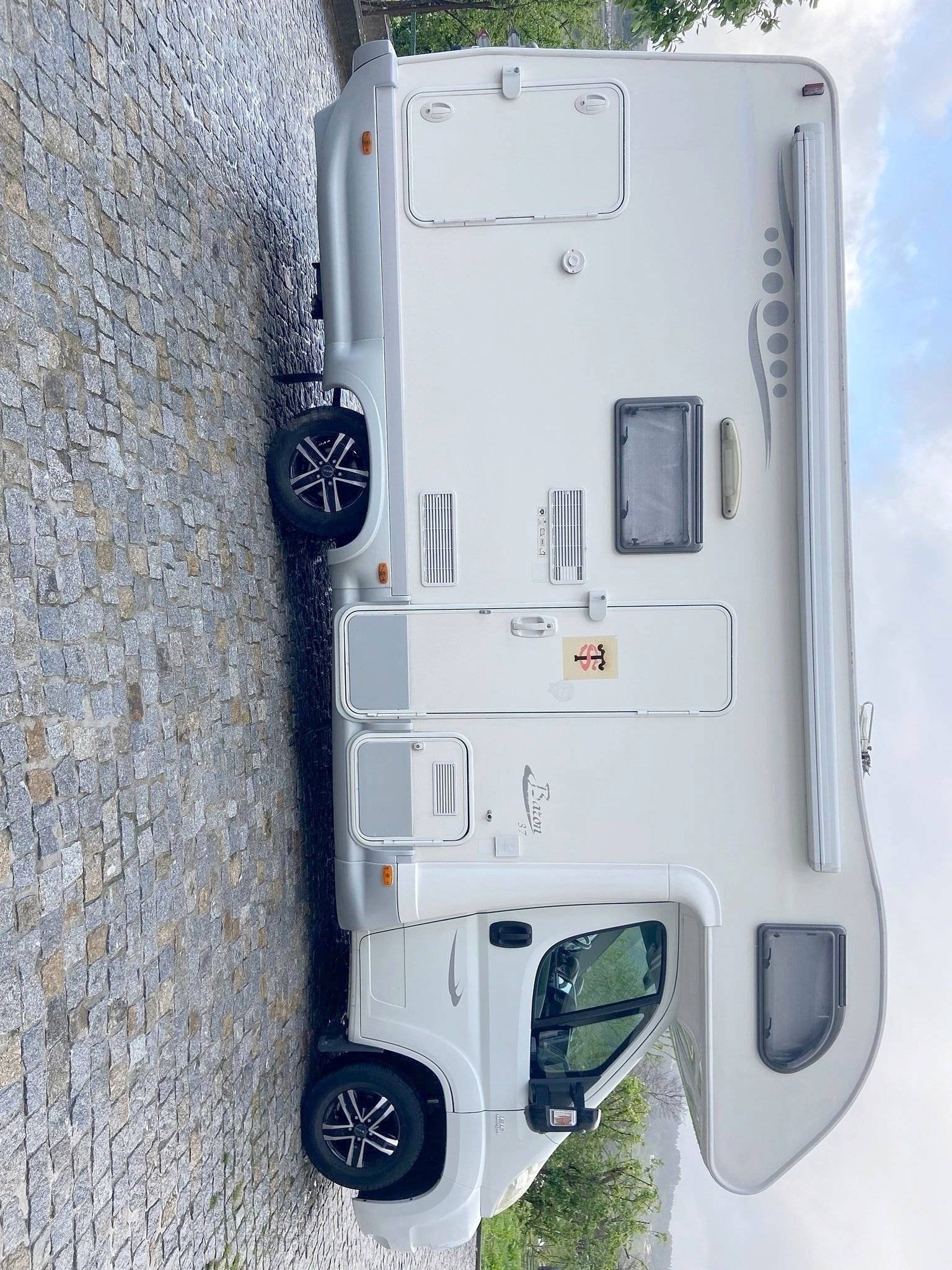 Vue avant de 3/4 Fiat Ducato 120 Multijet - Yescapa