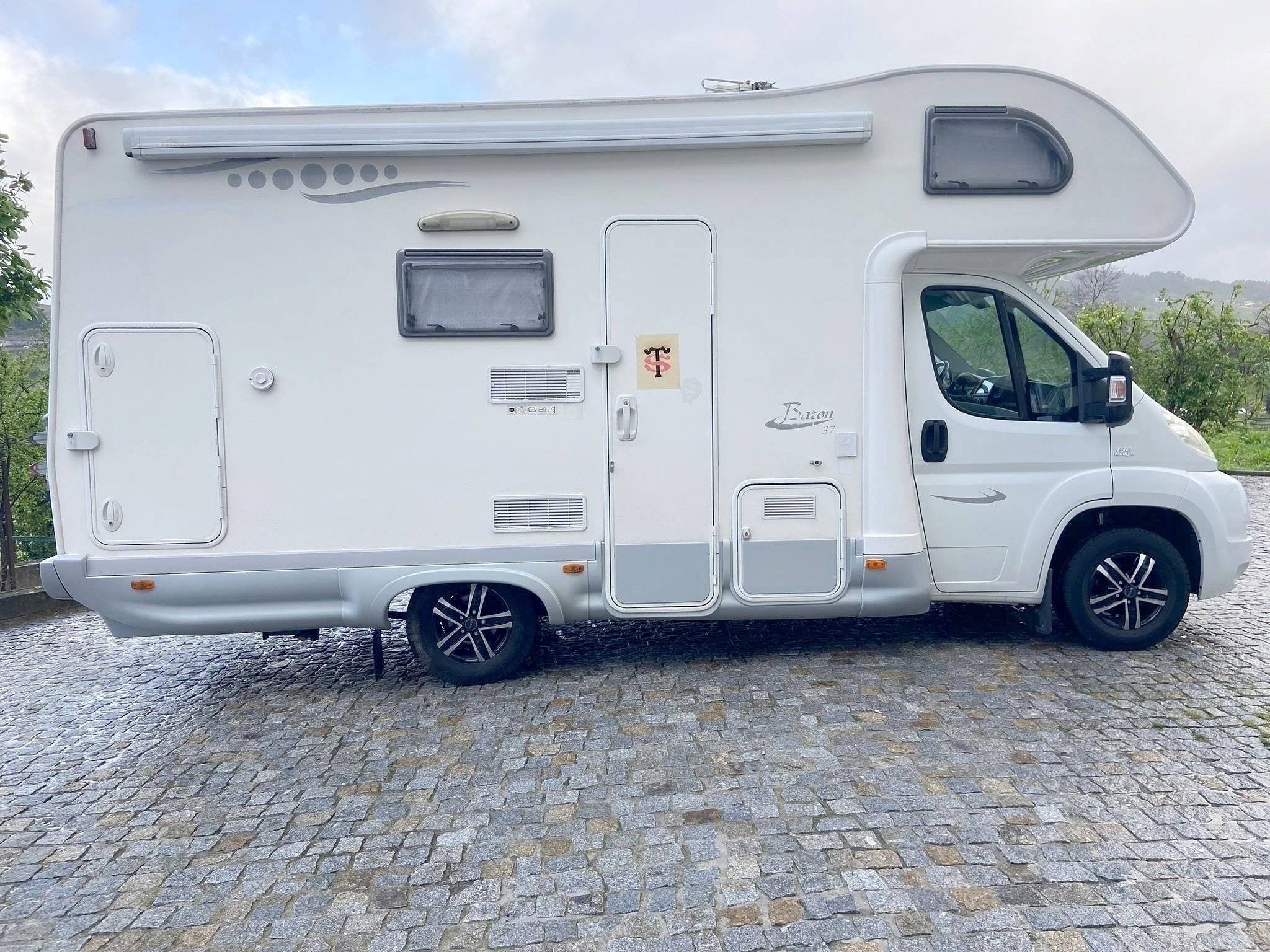 Front view from 3/4 Fiat Ducato 120 Multijet - Yescapa