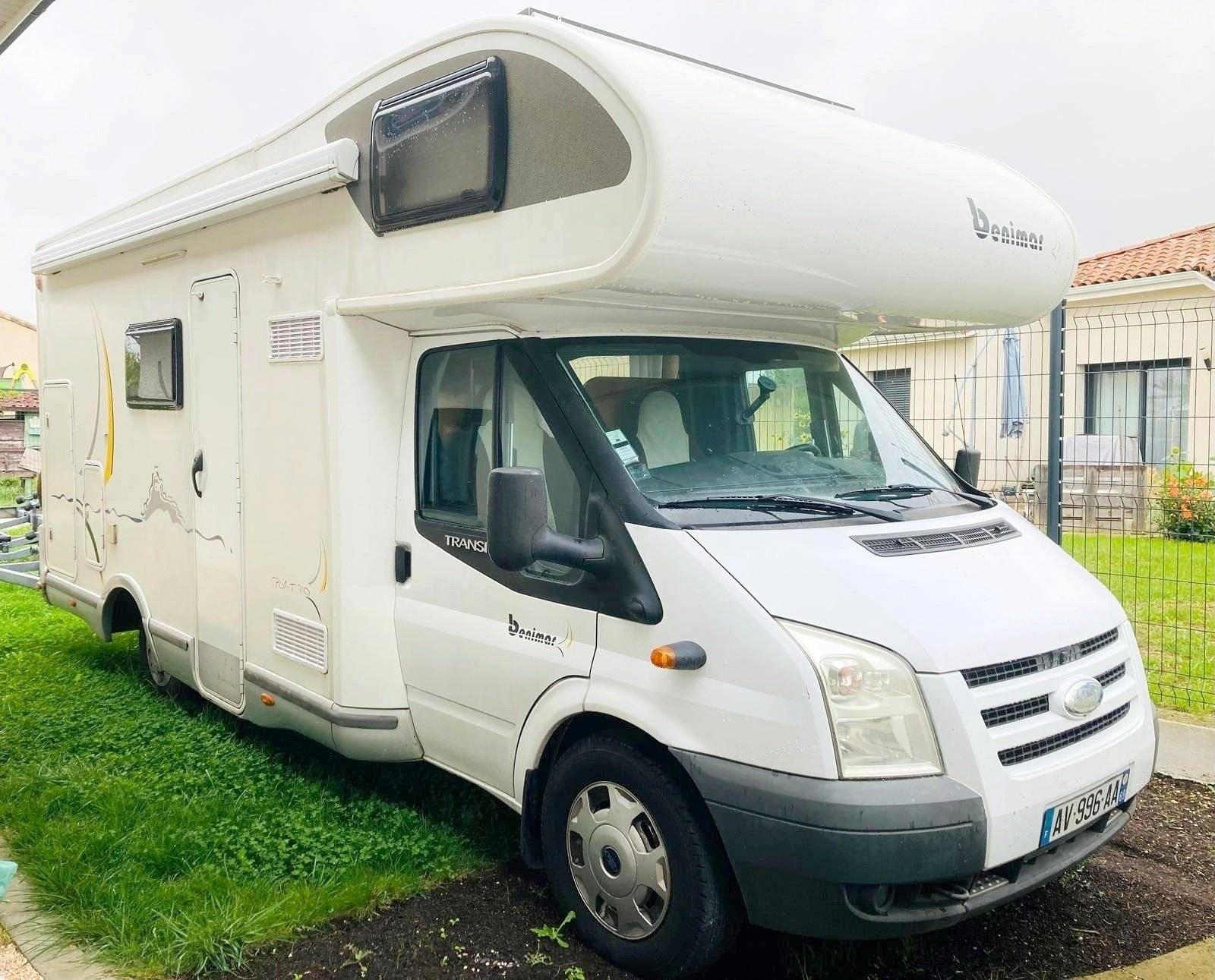 Vue avant de 3/4 Ford Transit 2,2 l TDCi 140 ch. - Yescapa