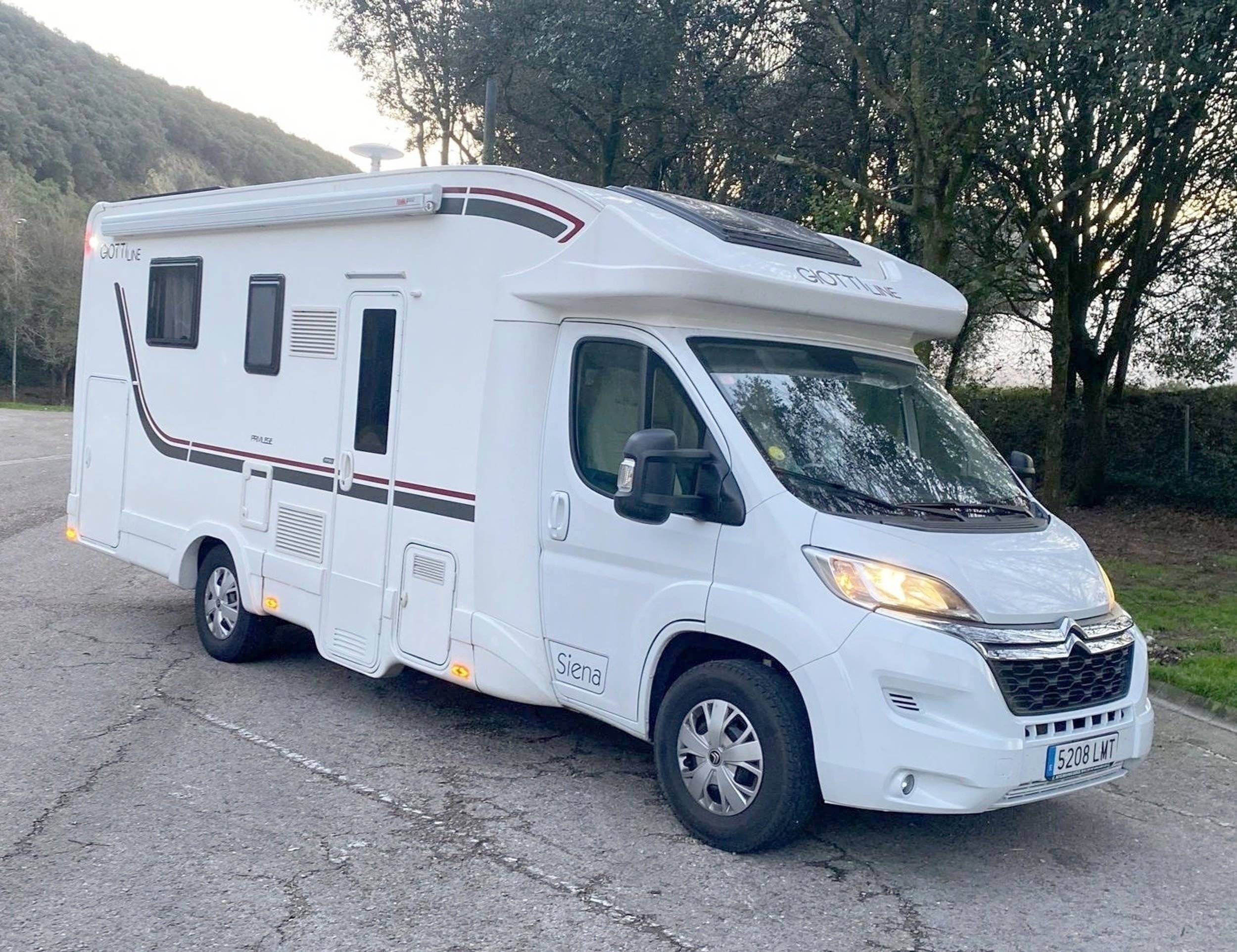 schräge Vorderansicht Citroën 2.2 hdi plus 140hp - Yescapa