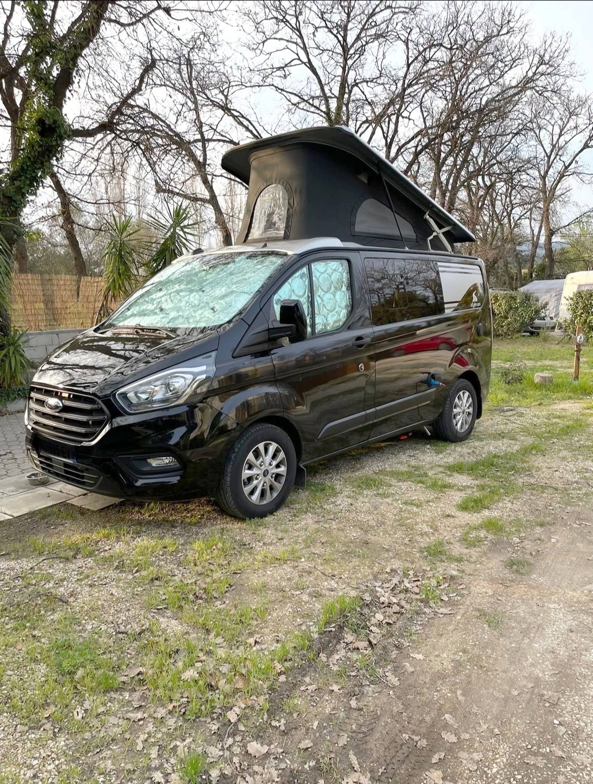 Vista de 3/4 Ford Custom 2,2 l 130 ch - Yescapa
