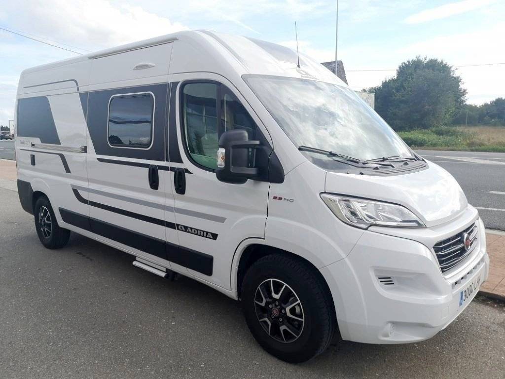 Vue avant de 3/4 Fiat Ducato 2,3 l 148 ch - Yescapa