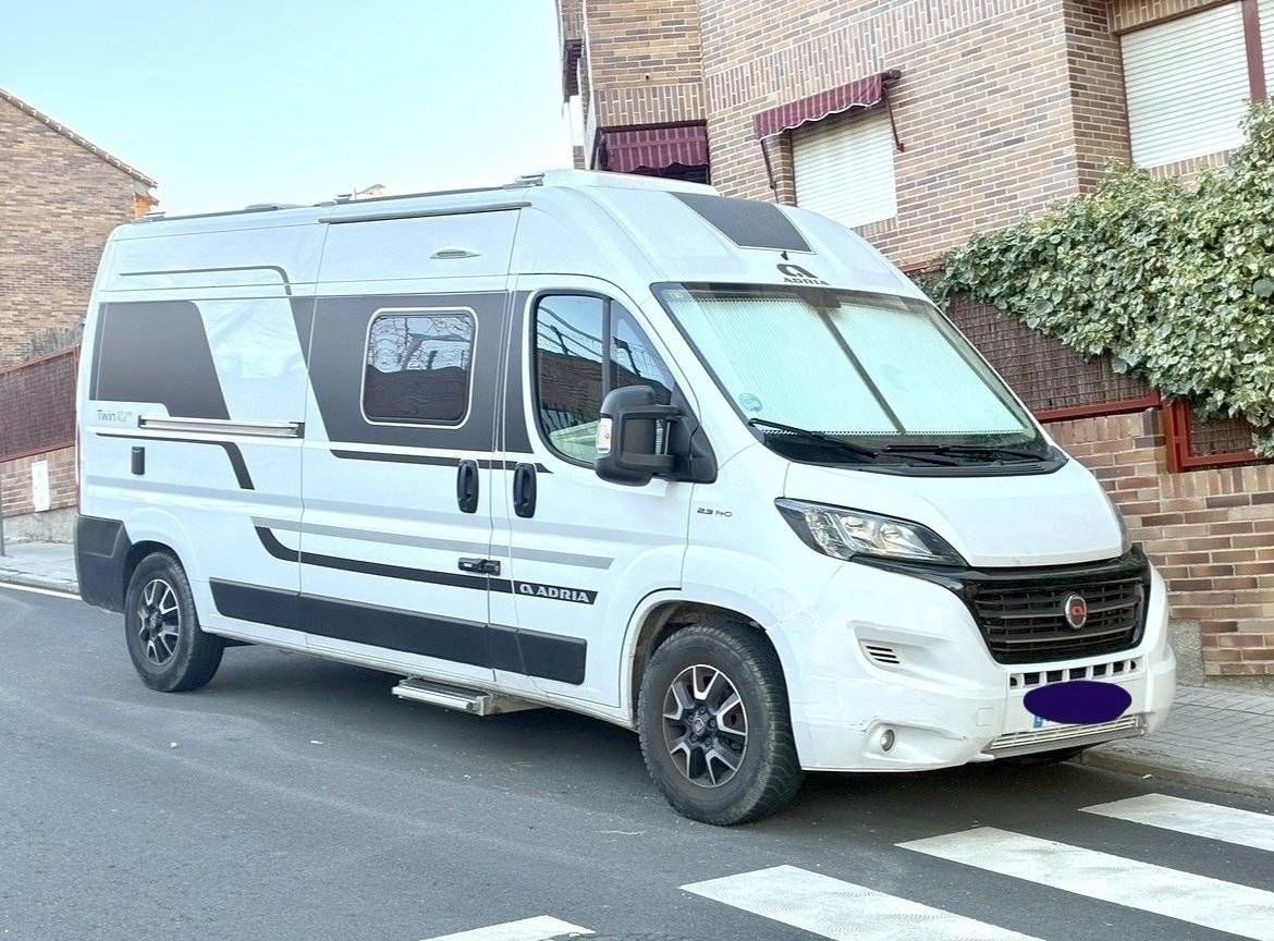 Vista del vehículo ángulo delantero Fiat Ducato 2,3 l 148 ch - Yescapa