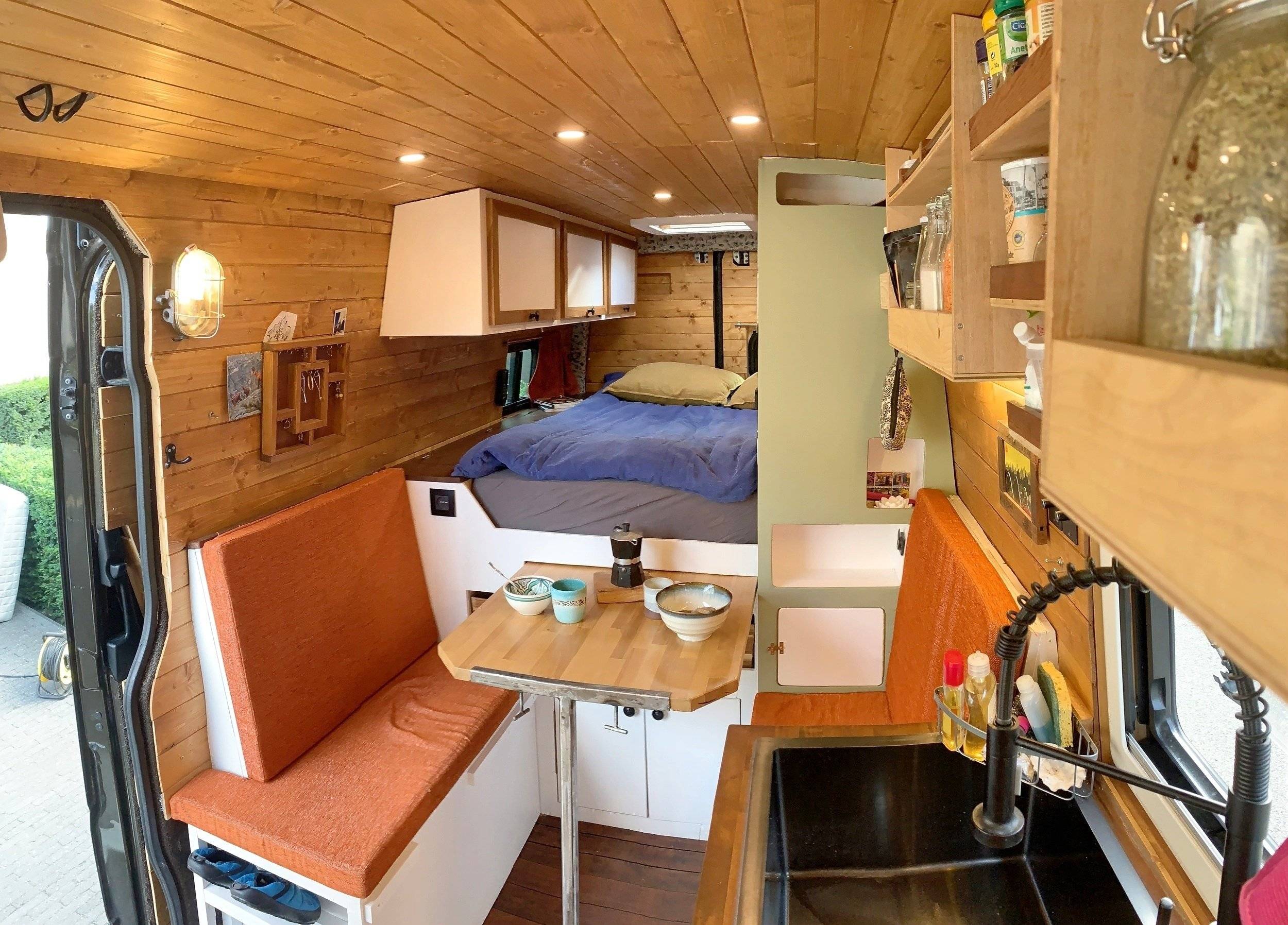 Dining Area Mercedes Mercedes Sprinter - Yescapa