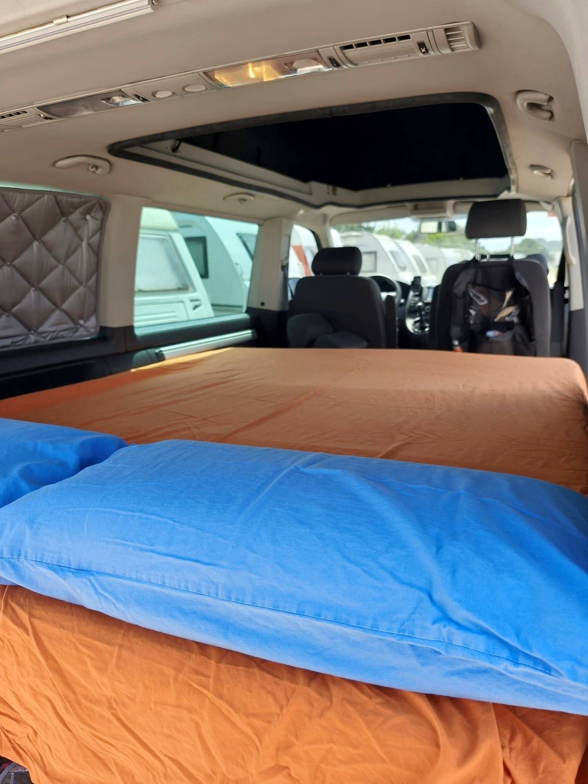 Berth Volkswagen Transporter T5 1.9 TDI - Yescapa