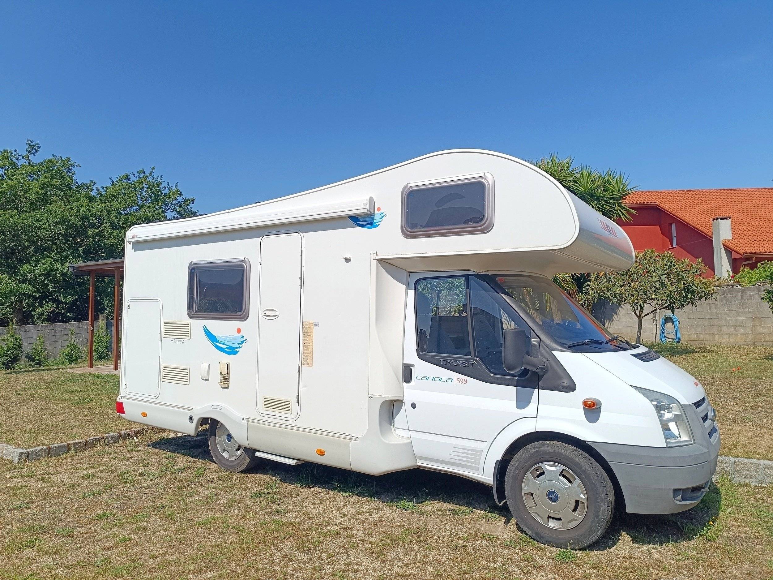Vista del vehículo ángulo delantero Ford Transit - Yescapa