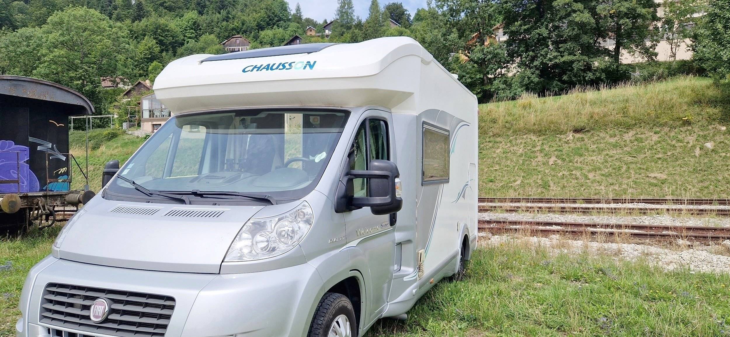 Front view from 3/4 Fiat Ducato 120 Multijet - Yescapa