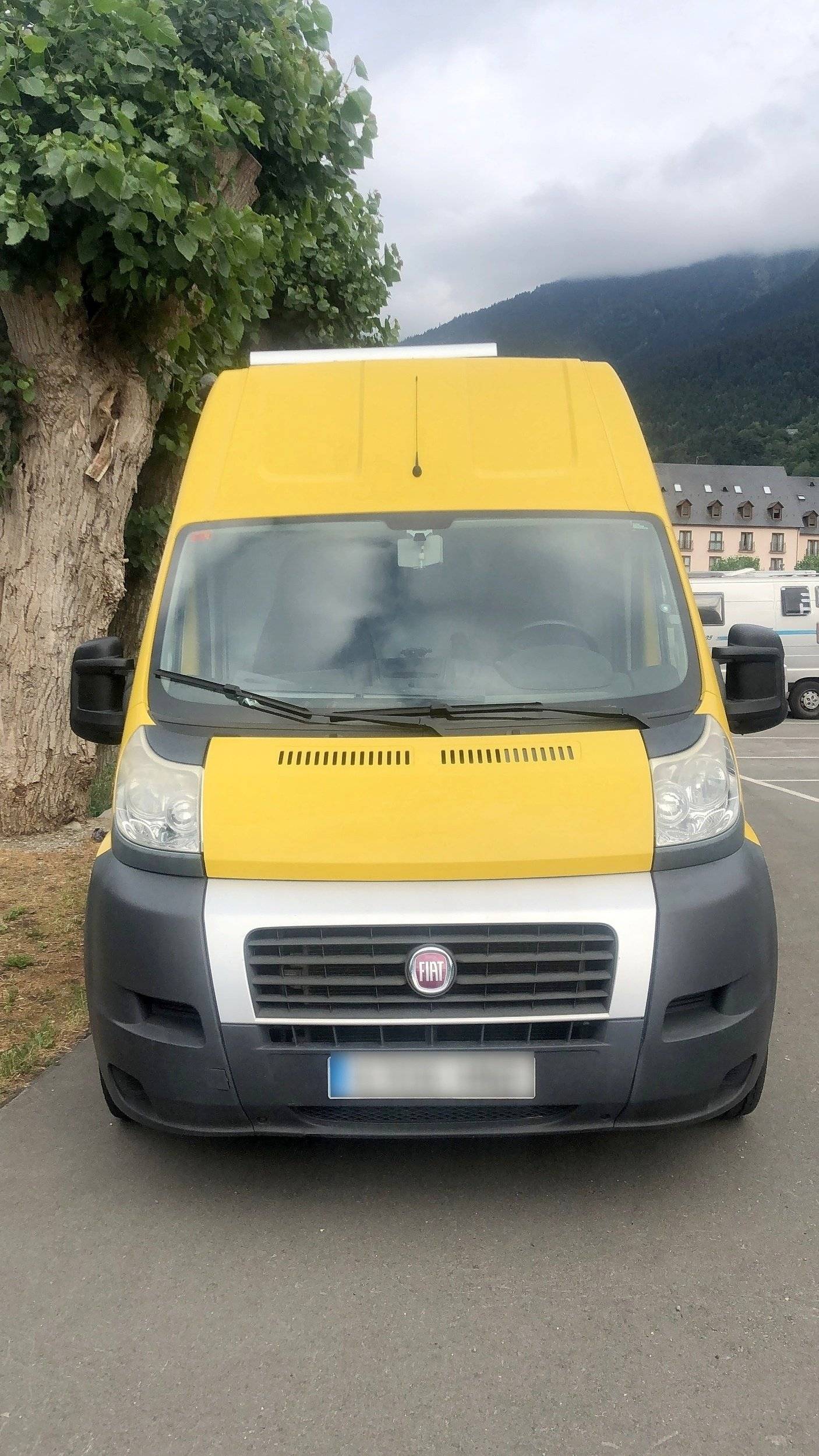 Front view from 3/4 Fiat - Yescapa