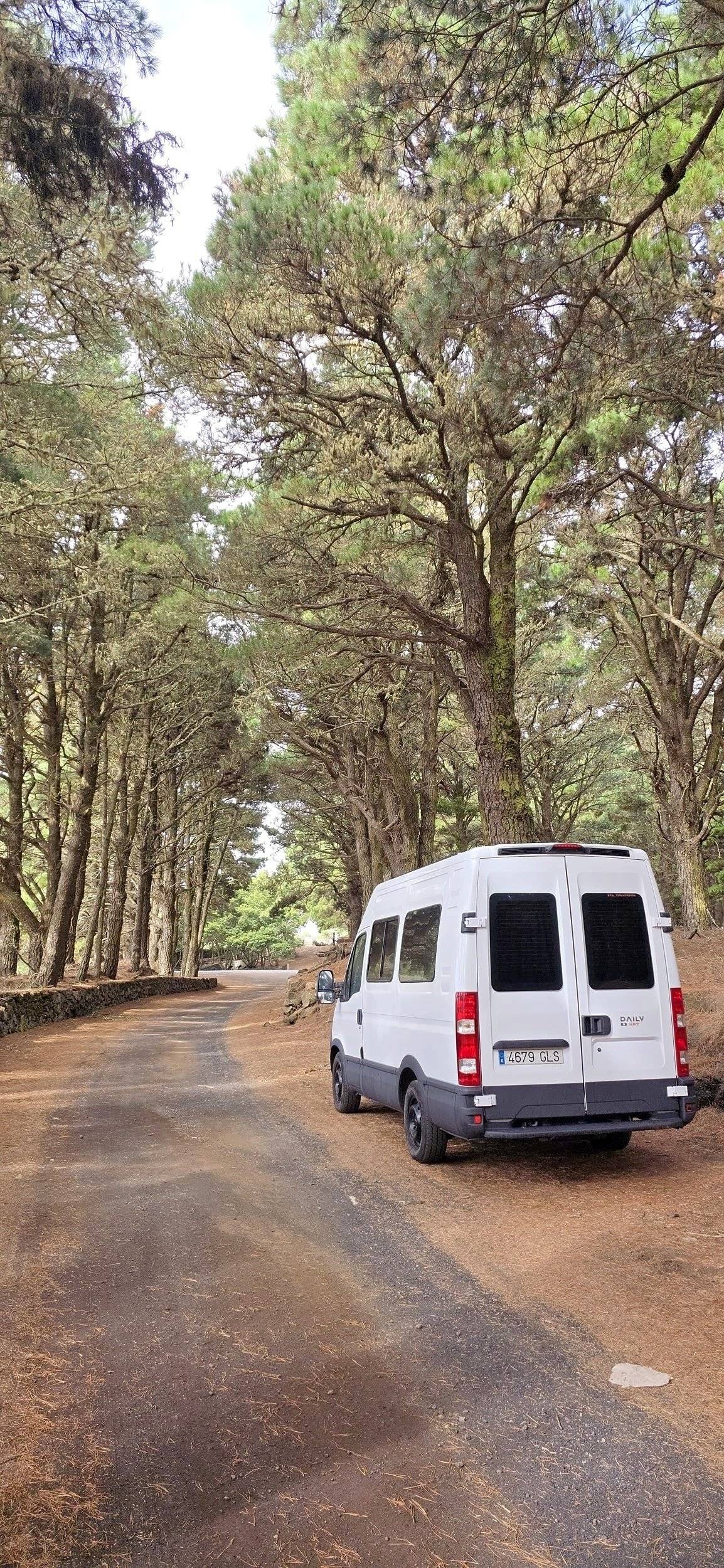 Vista del vehículo ángulo delantero Iveco Daily 2,3 l 156 ch - Yescapa