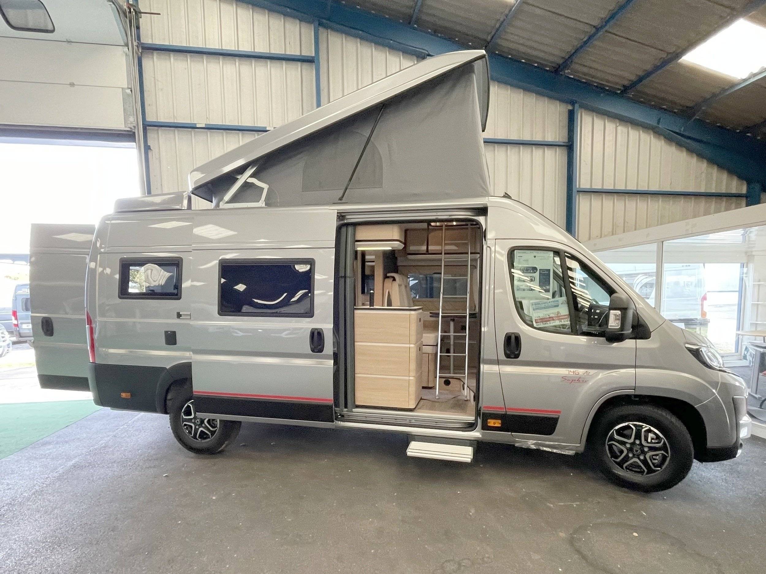 Vista frontale a ¾ Peugeot Boxer 2.2 Blue HDI 140ch - Yescapa