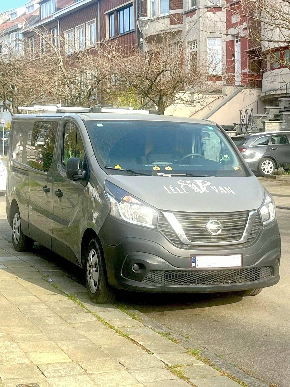 Vue avant de 3/4 Nissan NV300 - Yescapa