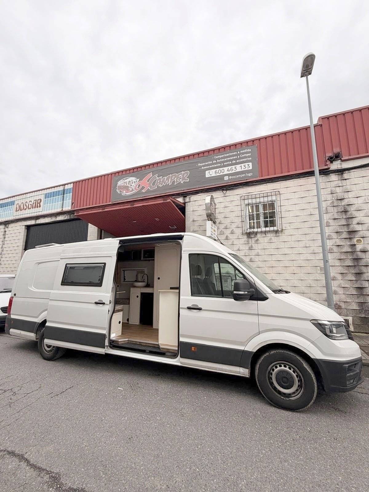 schräge Vorderansicht Volkswagen Crafter - Yescapa
