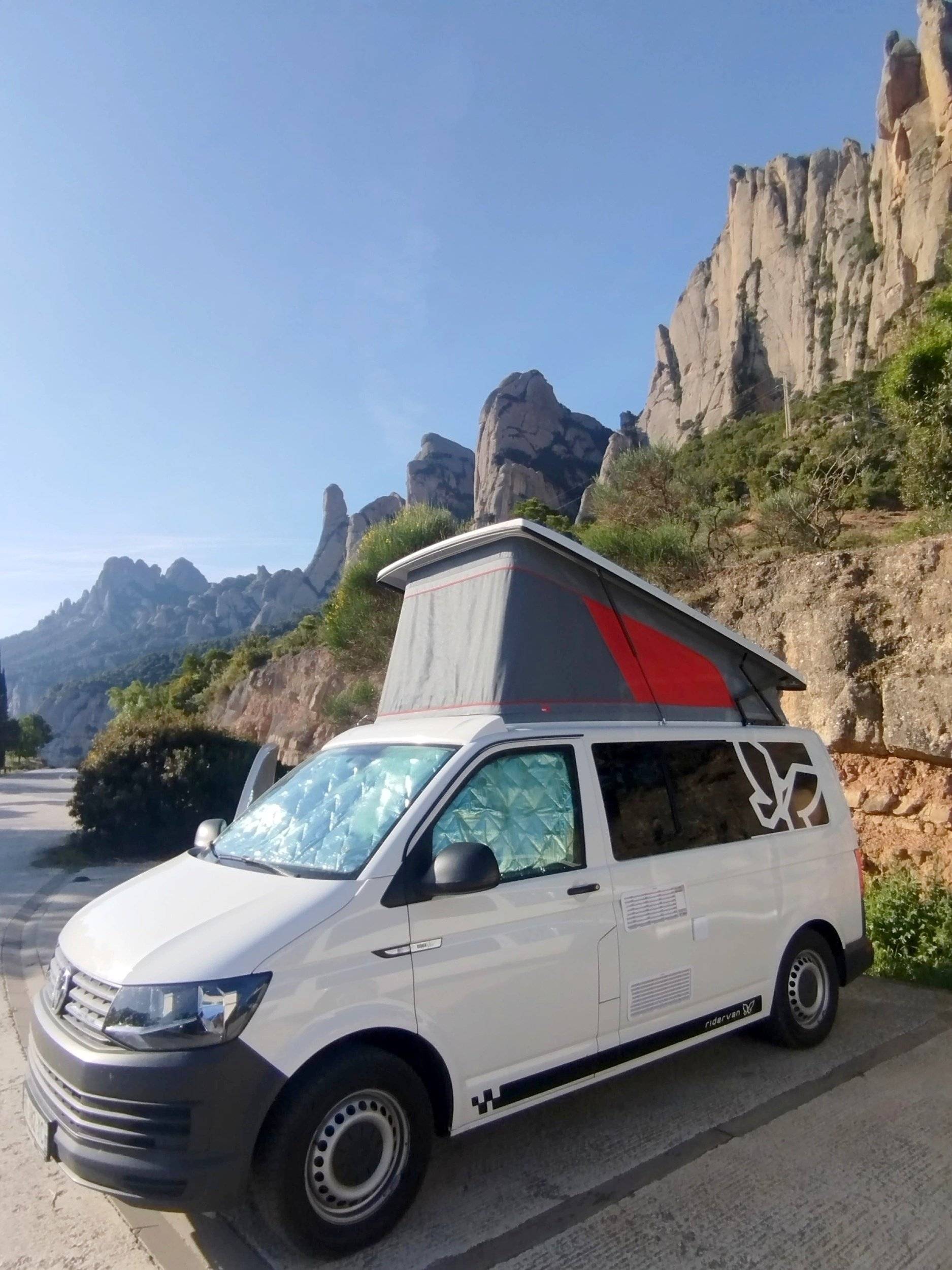 schräge Vorderansicht Volkswagen Transporter 2,0L 102 ch - Yescapa