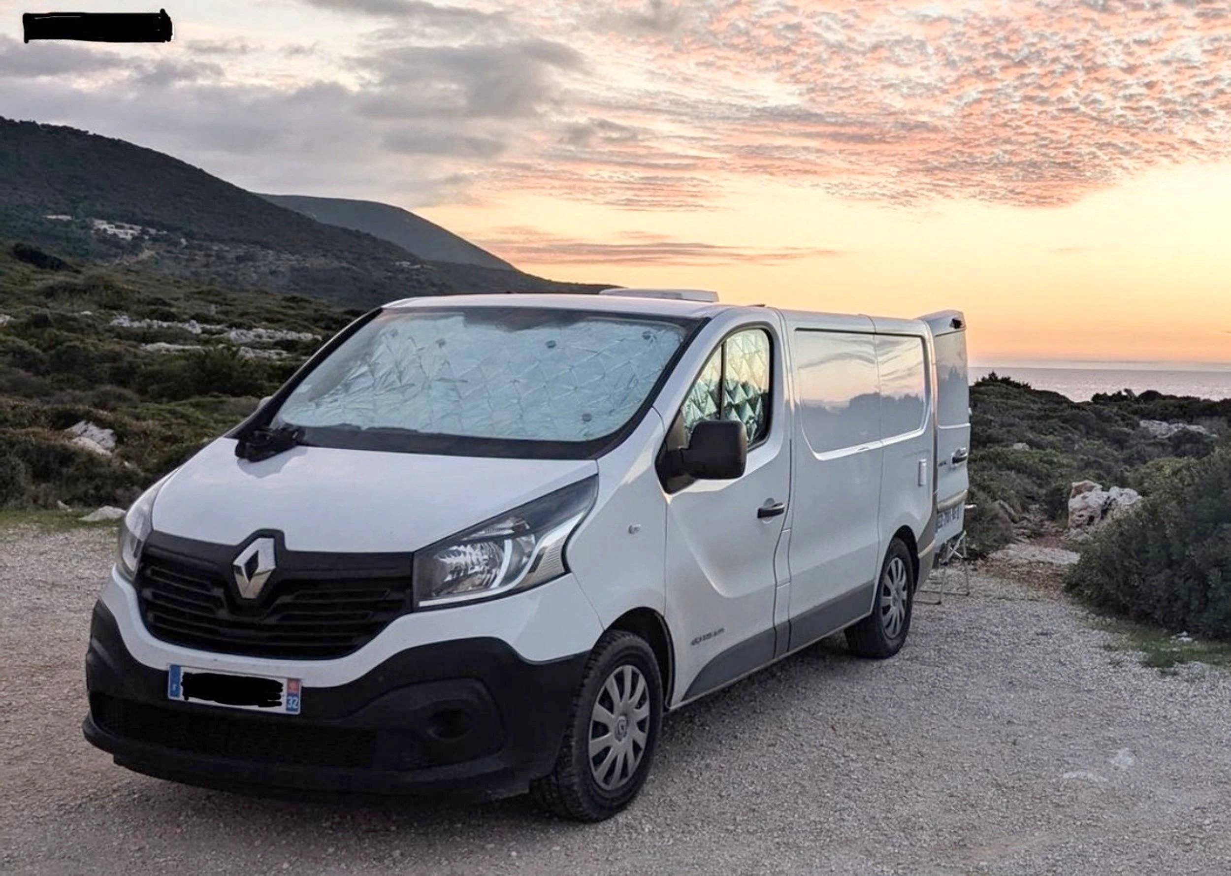 Vista del vehicle angle davanter Renault Trafic - Yescapa