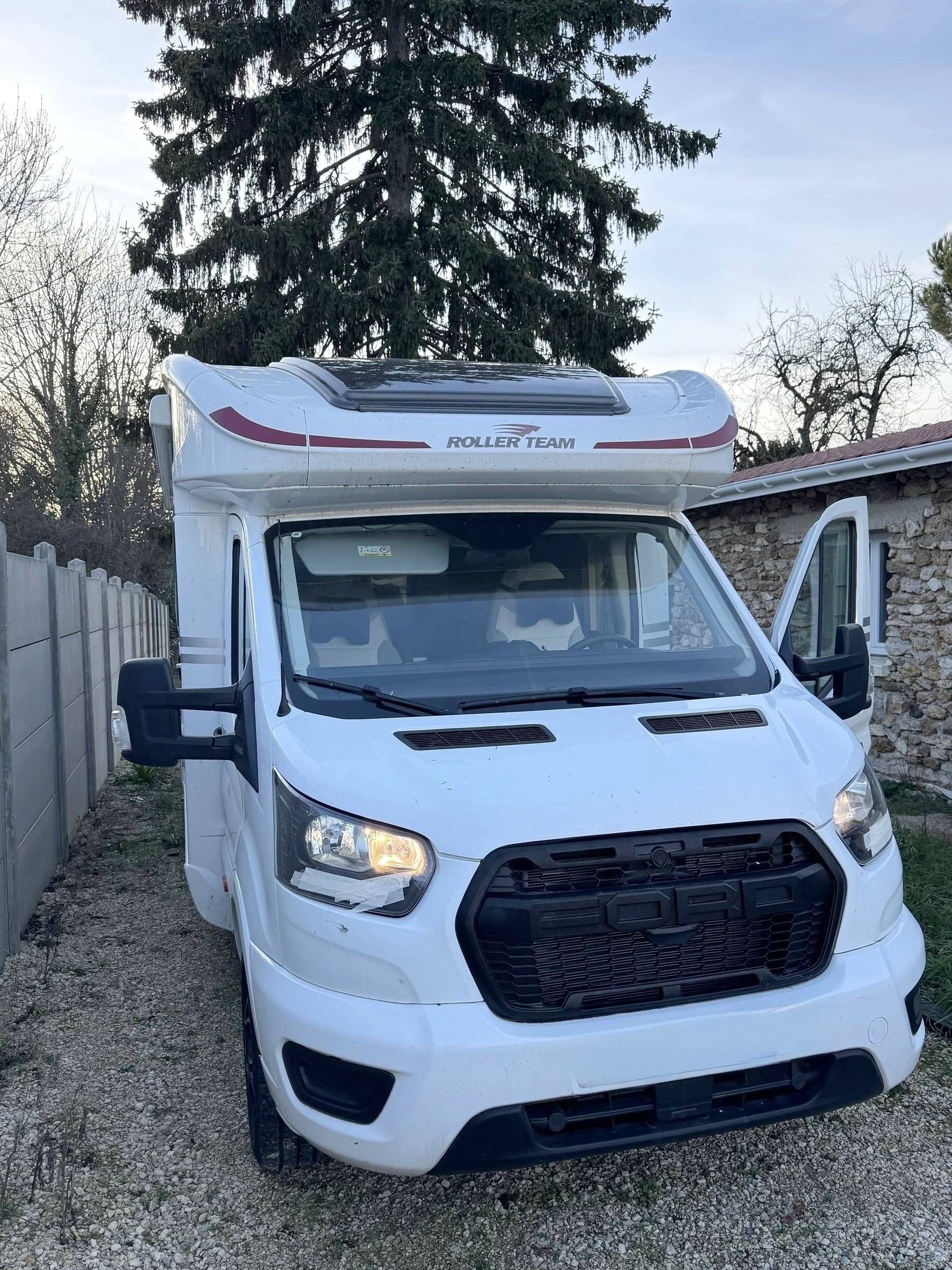 Vista de 3/4 Ford Transit 2.0 TdCi - Yescapa