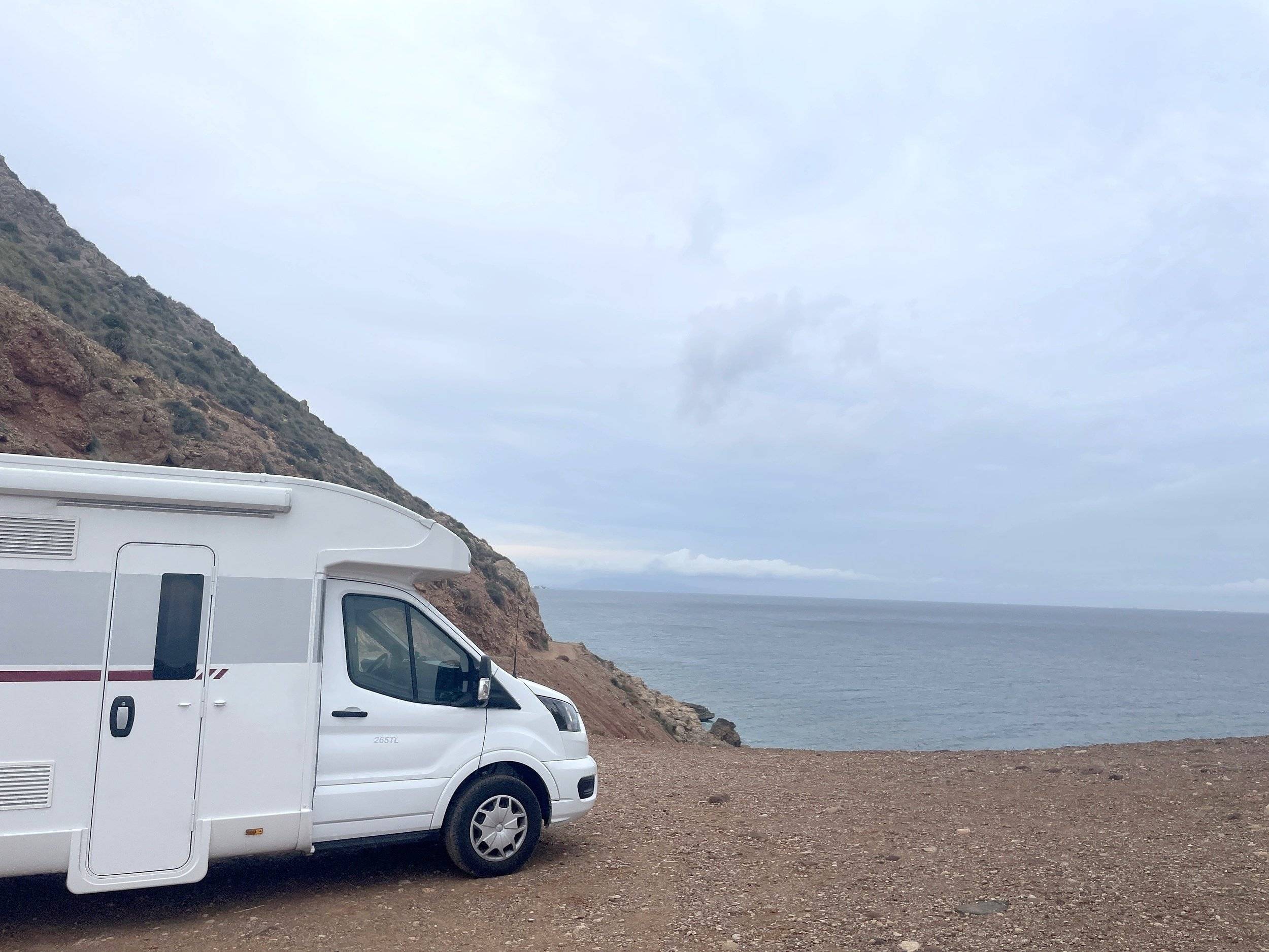 Vista de 3/4 Ford Ford Transit 2.0 TDCI 170 CV - Yescapa