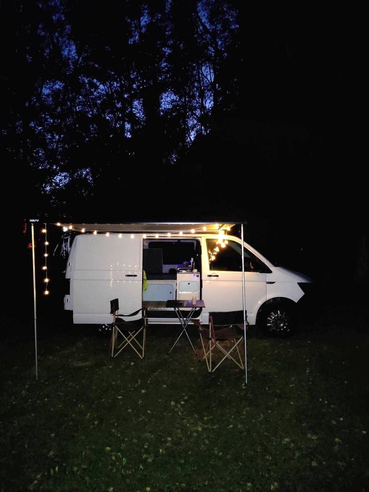 schräge Vorderansicht Volkswagen Transporter T6 - Yescapa