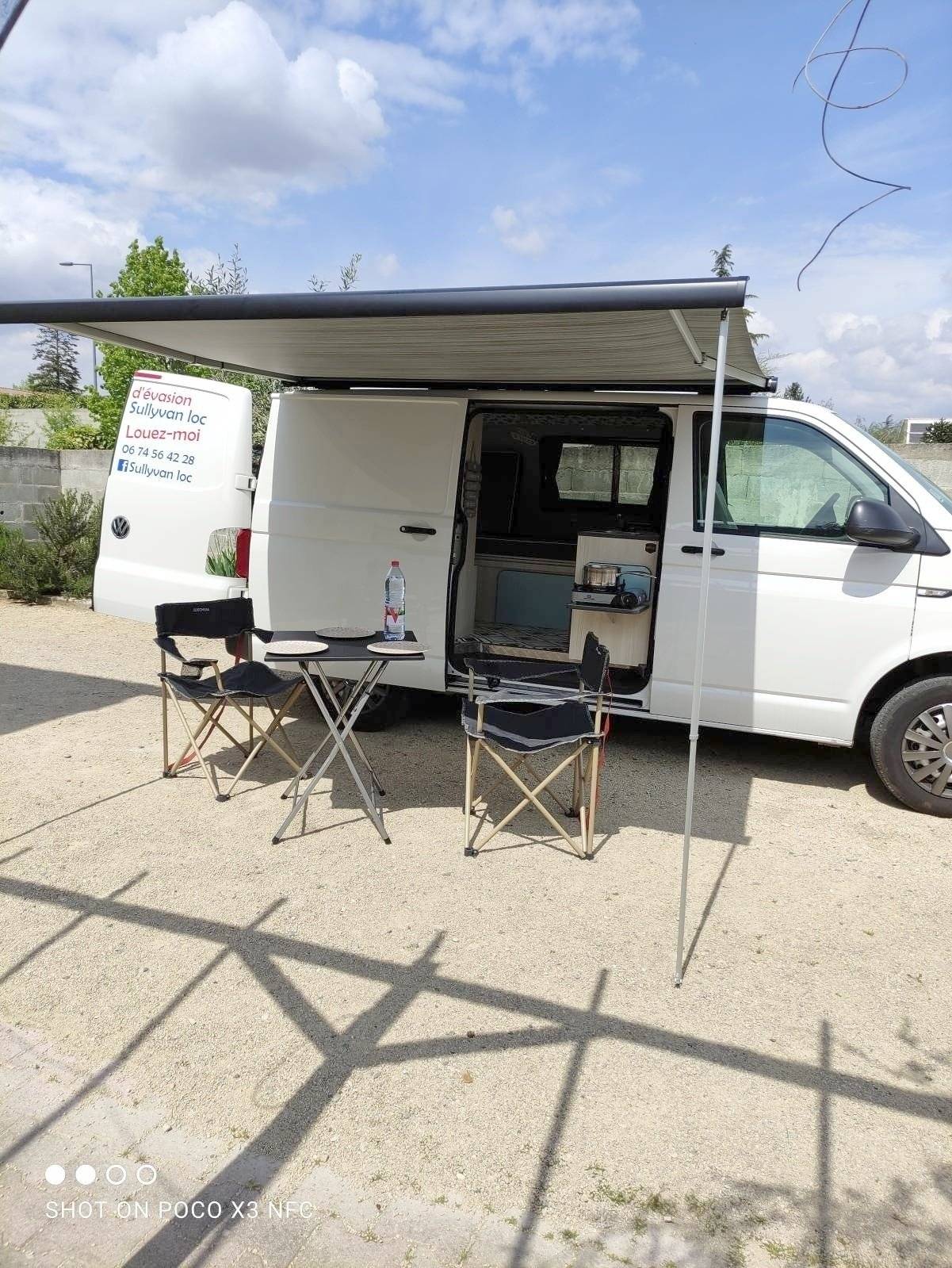 Front view from 3/4 Volkswagen Transporter T6 - Yescapa