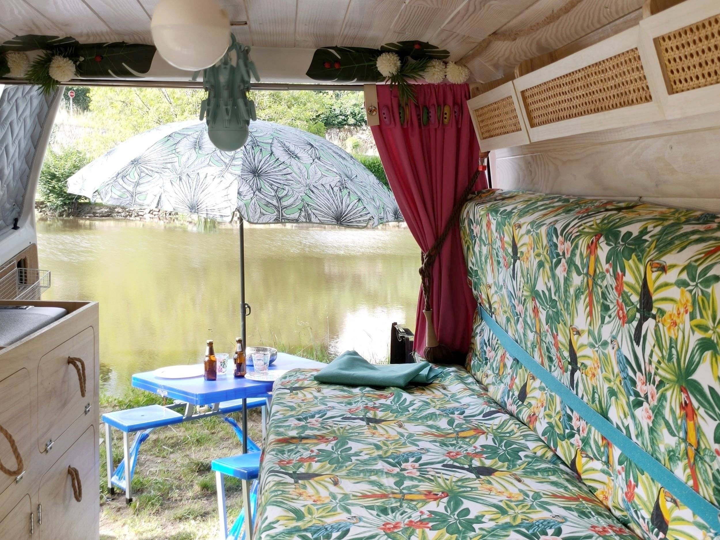 Dining Area Volkswagen T4 - Yescapa