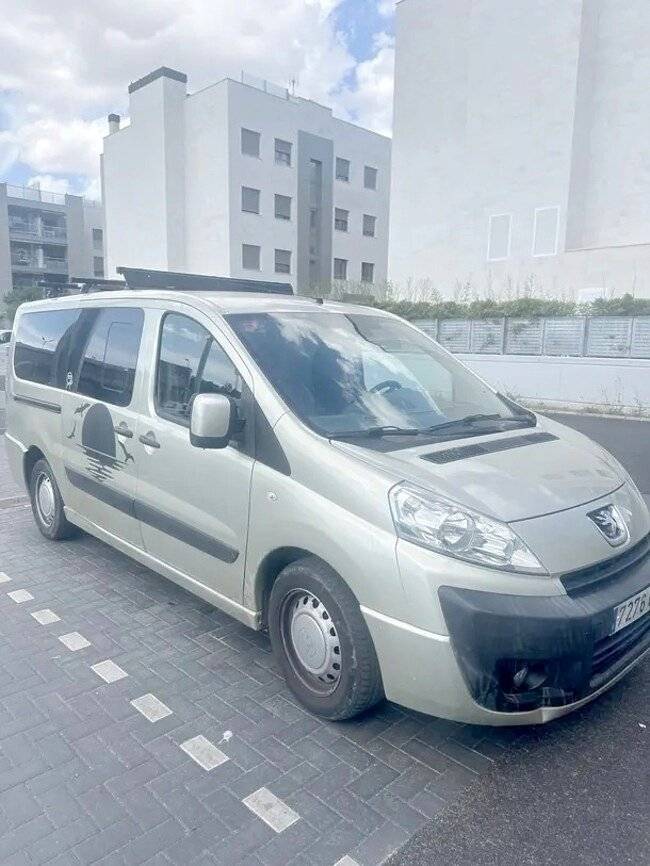 Front view from 3/4 Peugeot Expert 2,0l 120ch - Yescapa