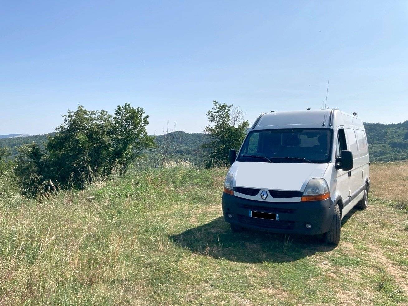 schräge Vorderansicht Renault Master 2,5 l dCi 150 ch. - Yescapa