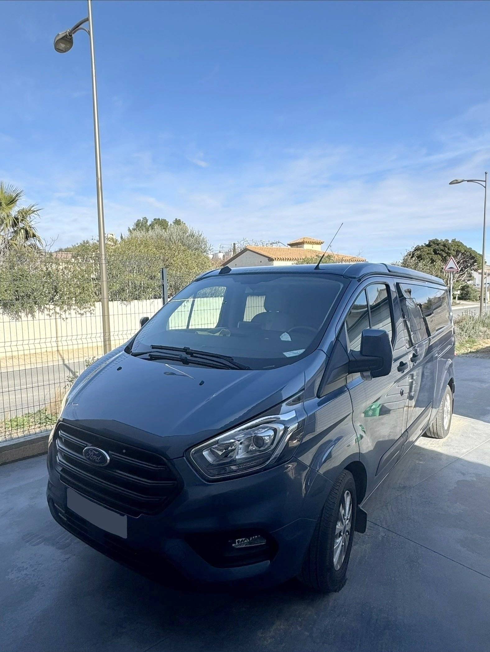 Vista del vehículo ángulo delantero Ford Custom 2,0 l 130 ch - Yescapa