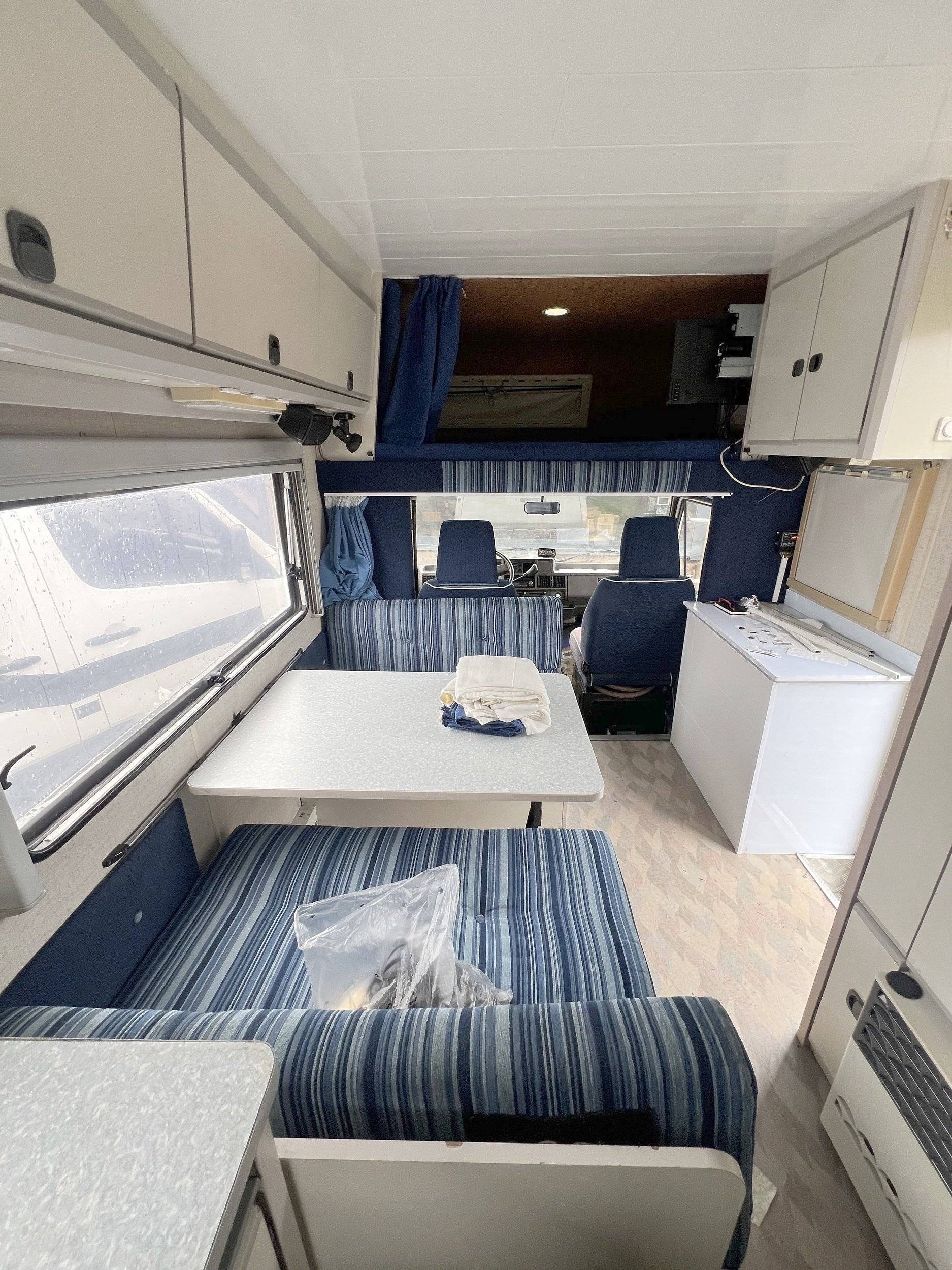 Dining Area Peugeot J5 - Yescapa