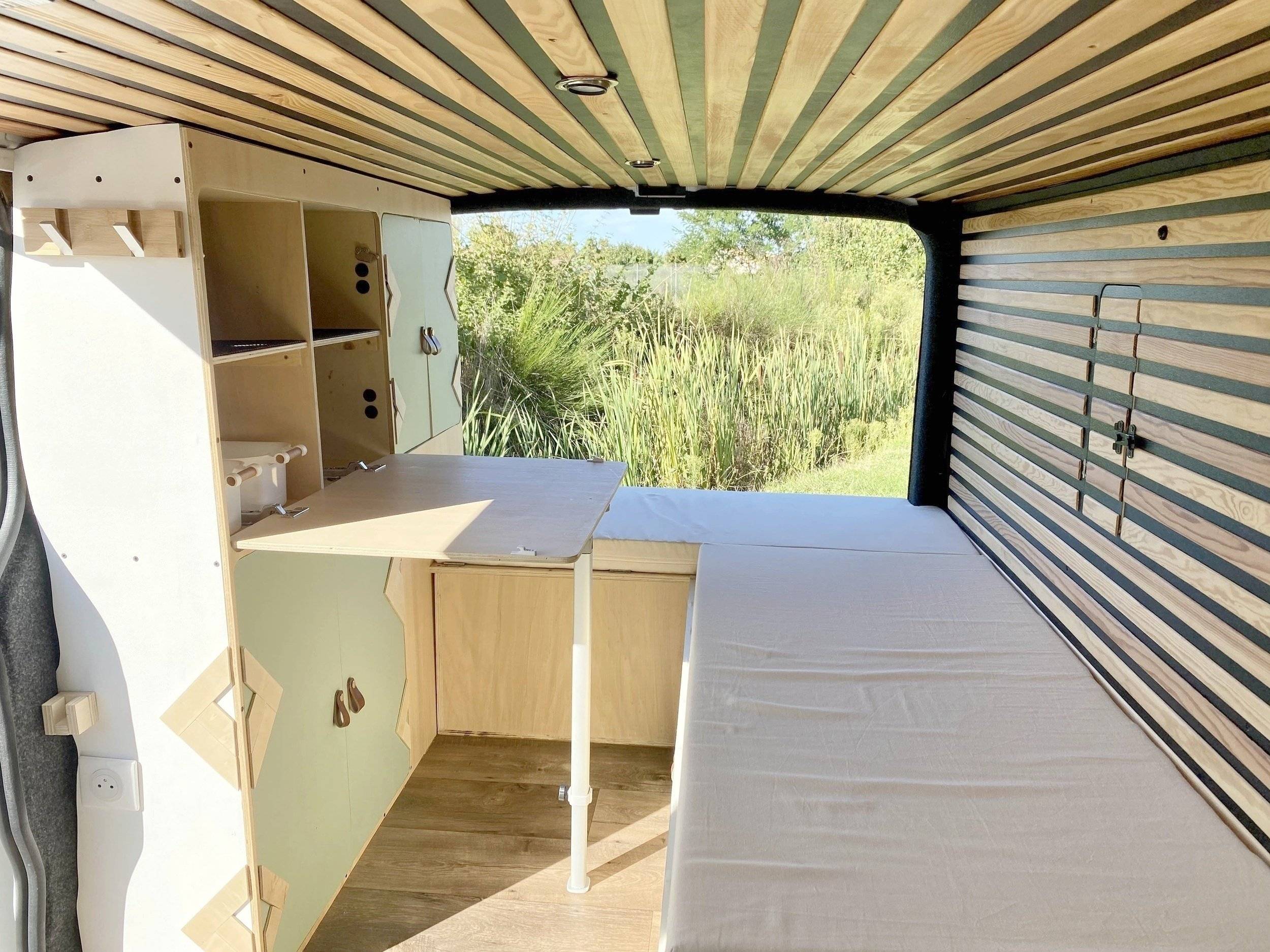 Dining Area Renault Renault Trafic - Yescapa