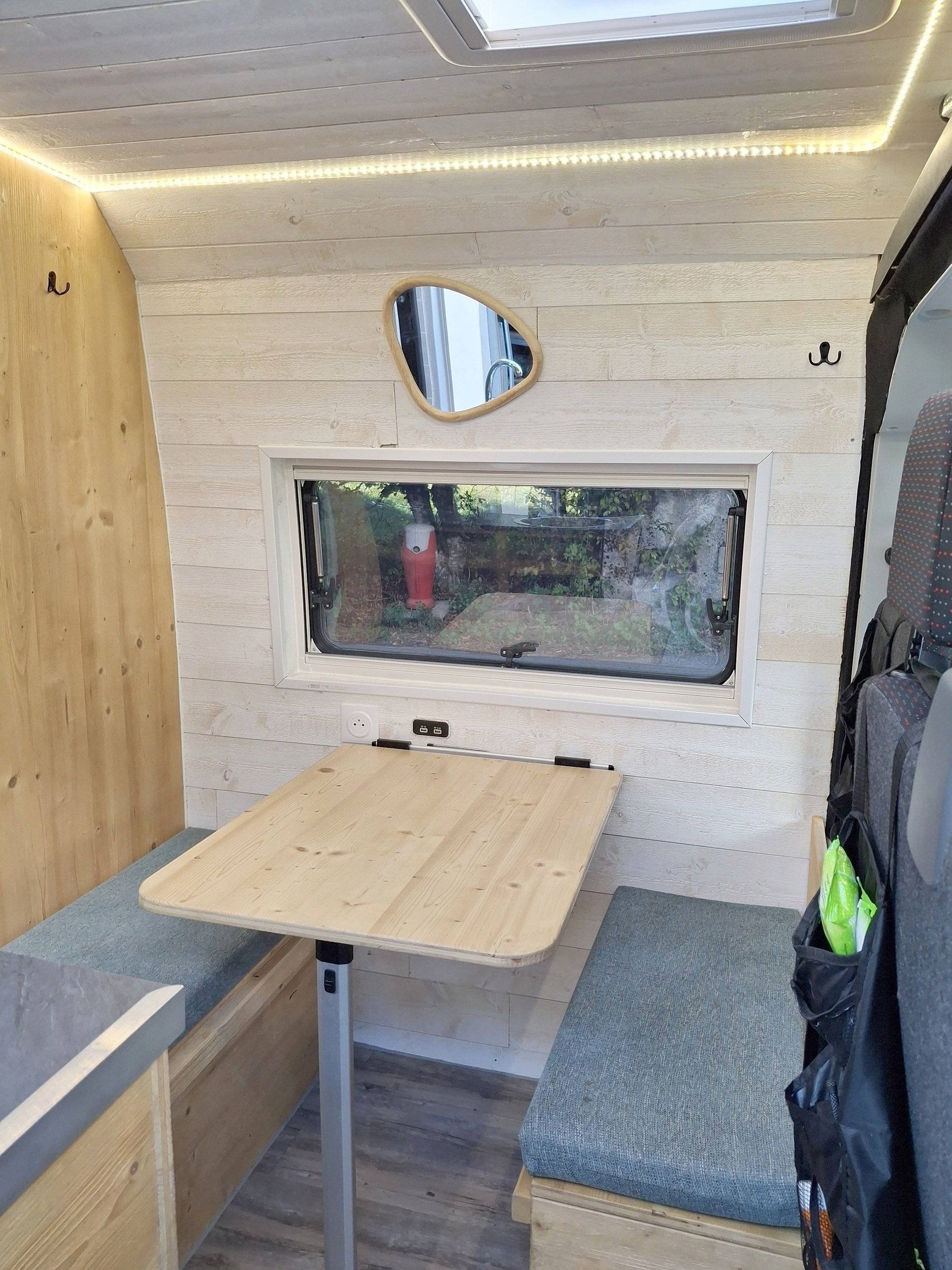 Área de jantar Peugeot Boxer - Yescapa