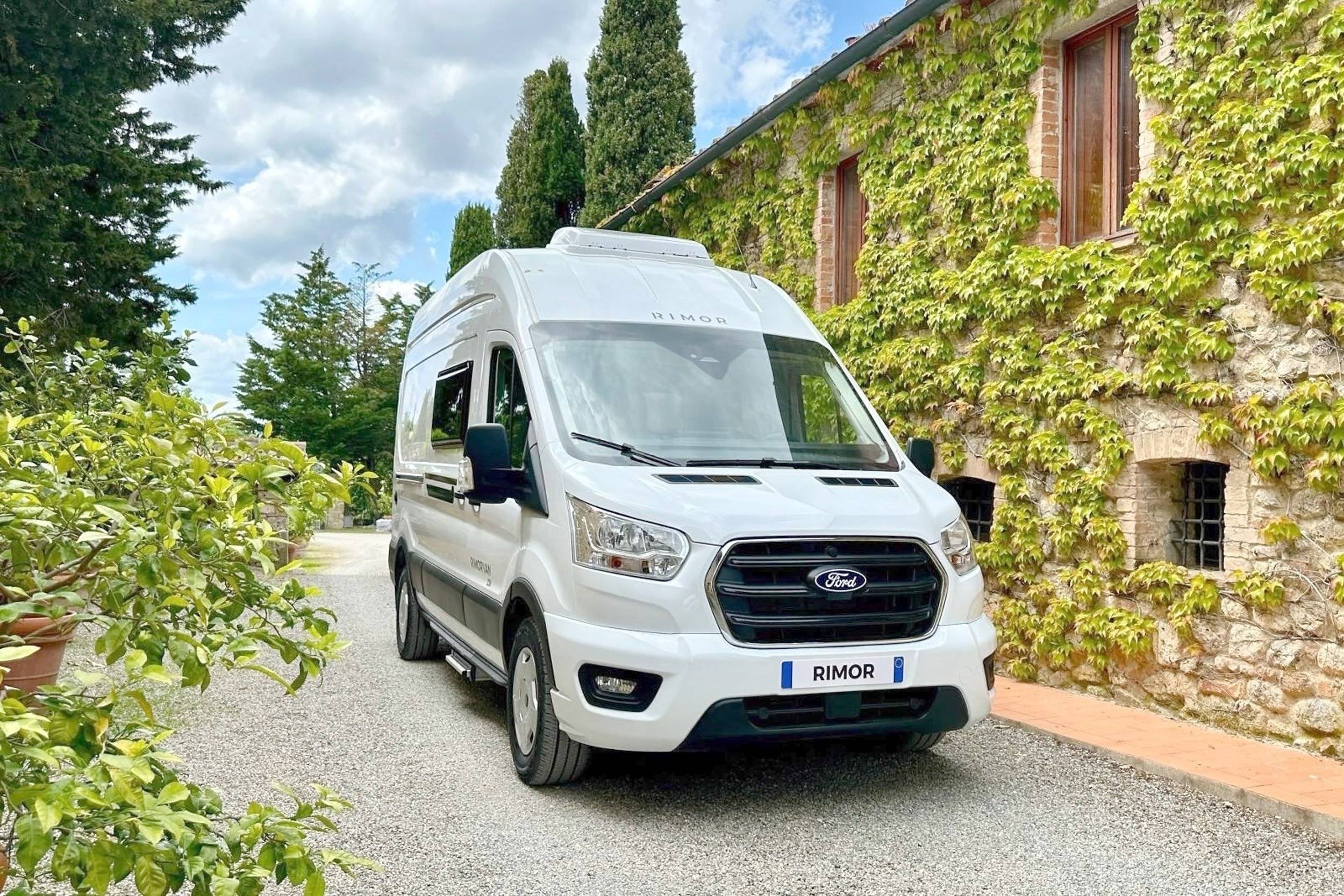 Front view from 3/4 Ford - Yescapa