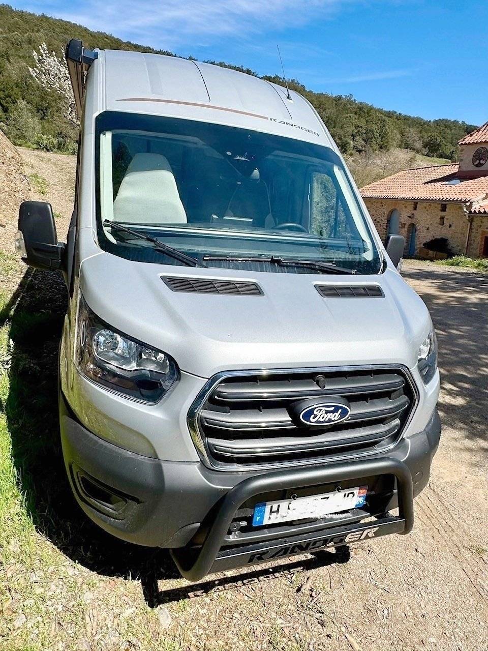 schräge Vorderansicht Ford Custom 170 ch - Yescapa