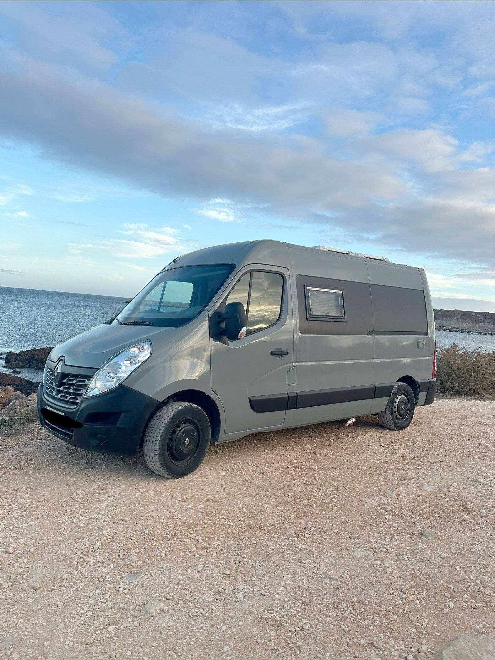 Front view from 3/4 Renault Master 2,3 l 125 ch - Yescapa