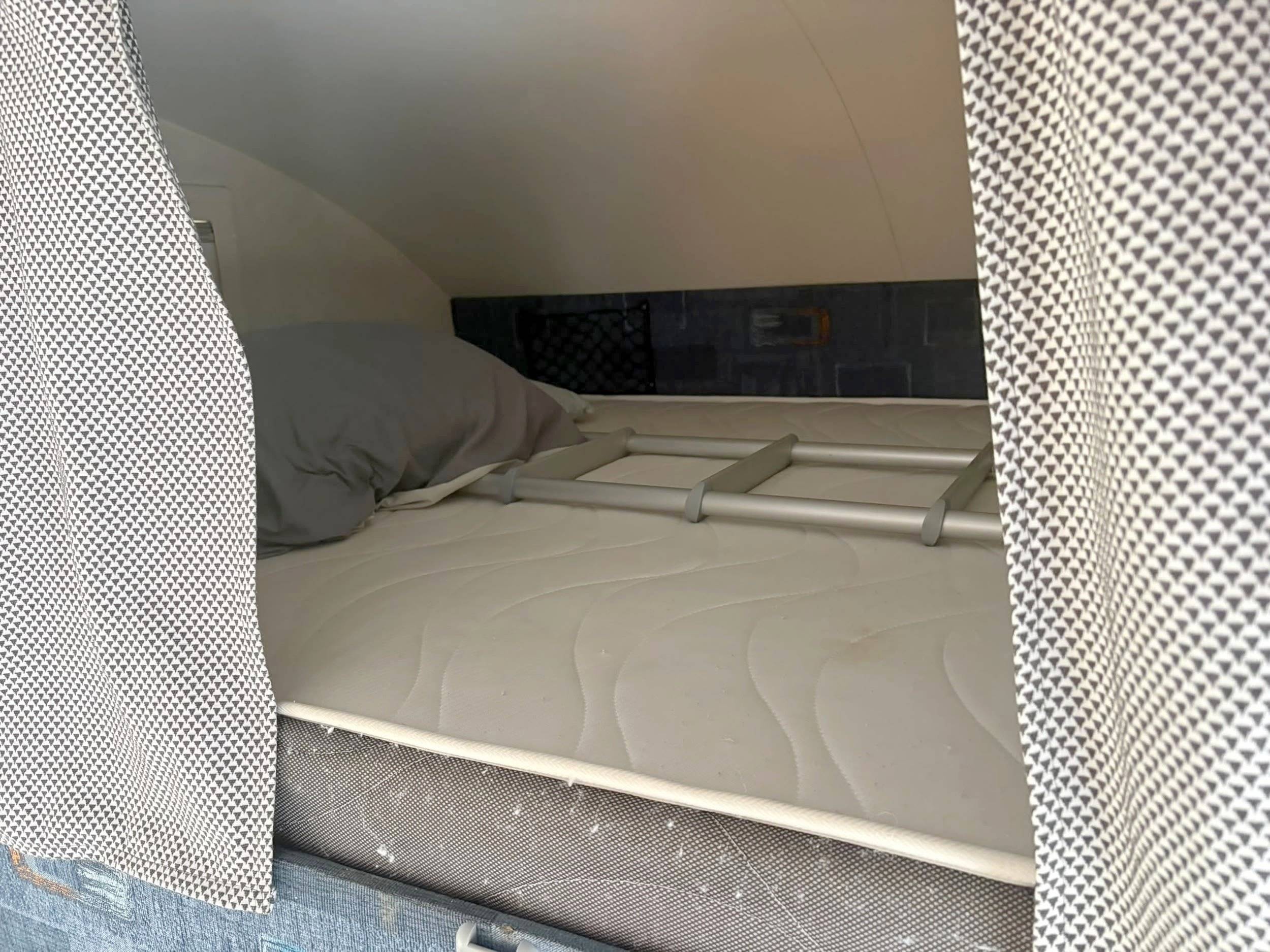 Berth Fiat Ducato 2.8 JTD - Yescapa