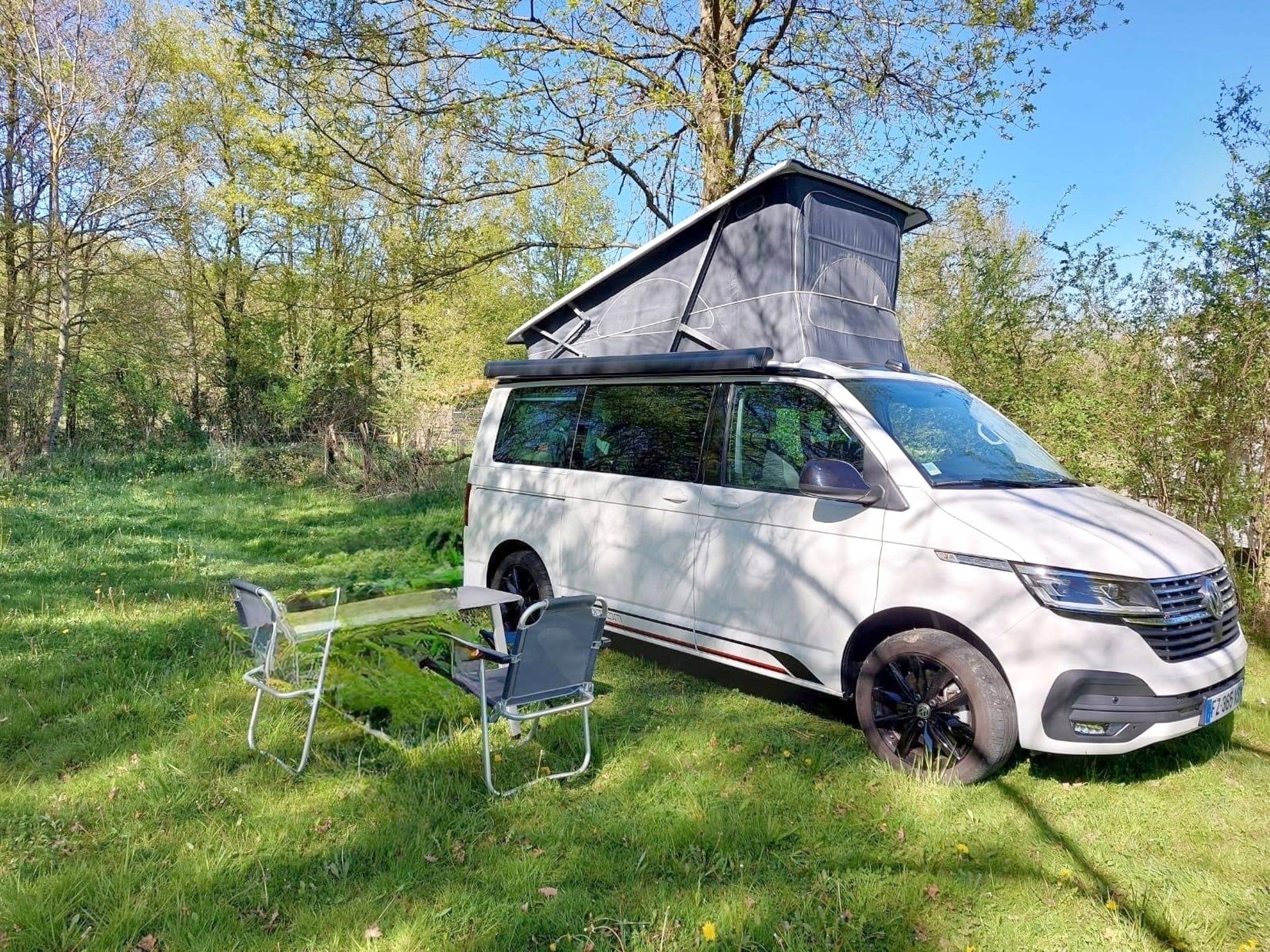 Vista de 3/4 Volkswagen California T6.1 Edition DSG7 - Yescapa