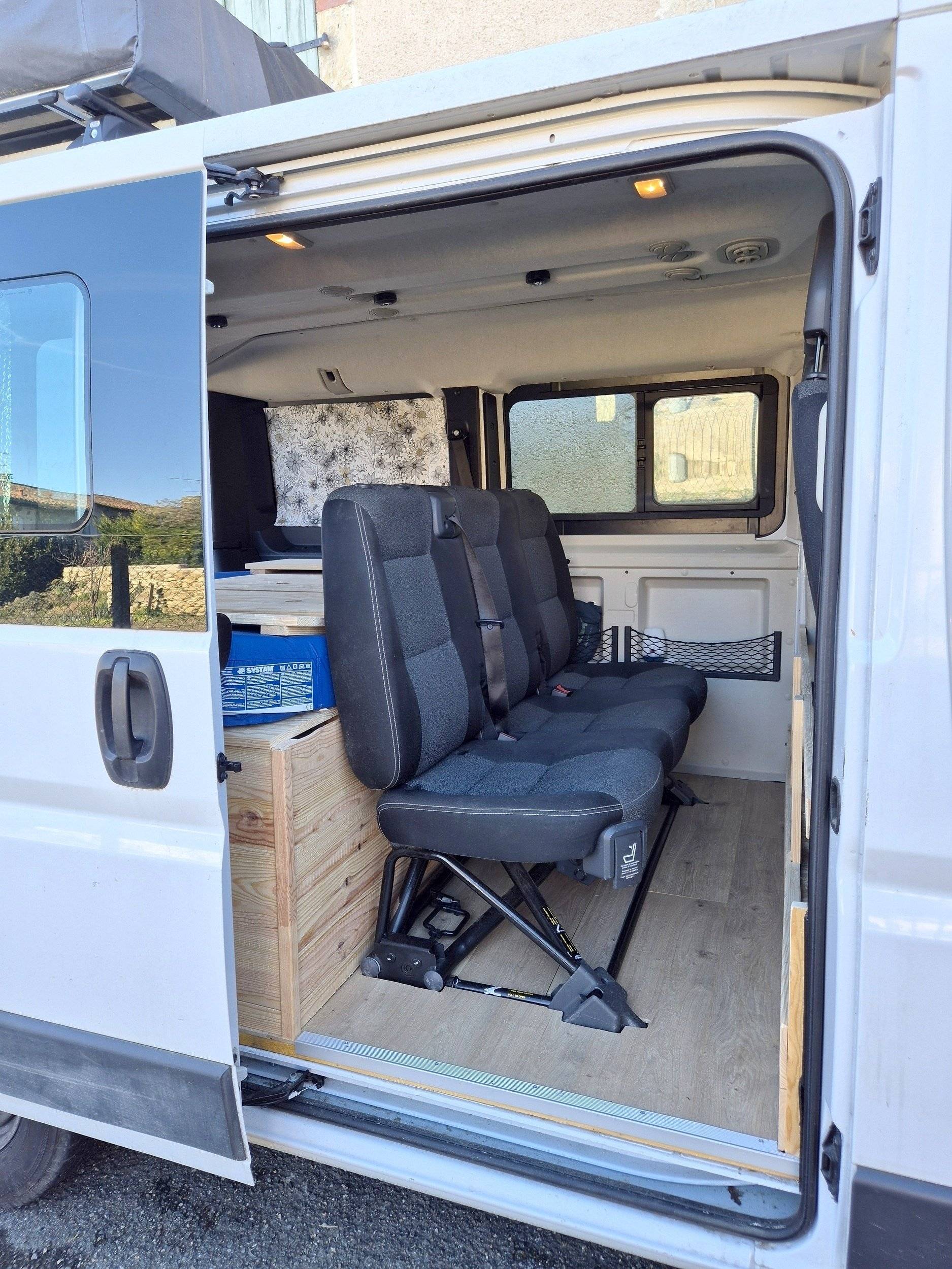 Dining Area Fiat Ducato - Yescapa