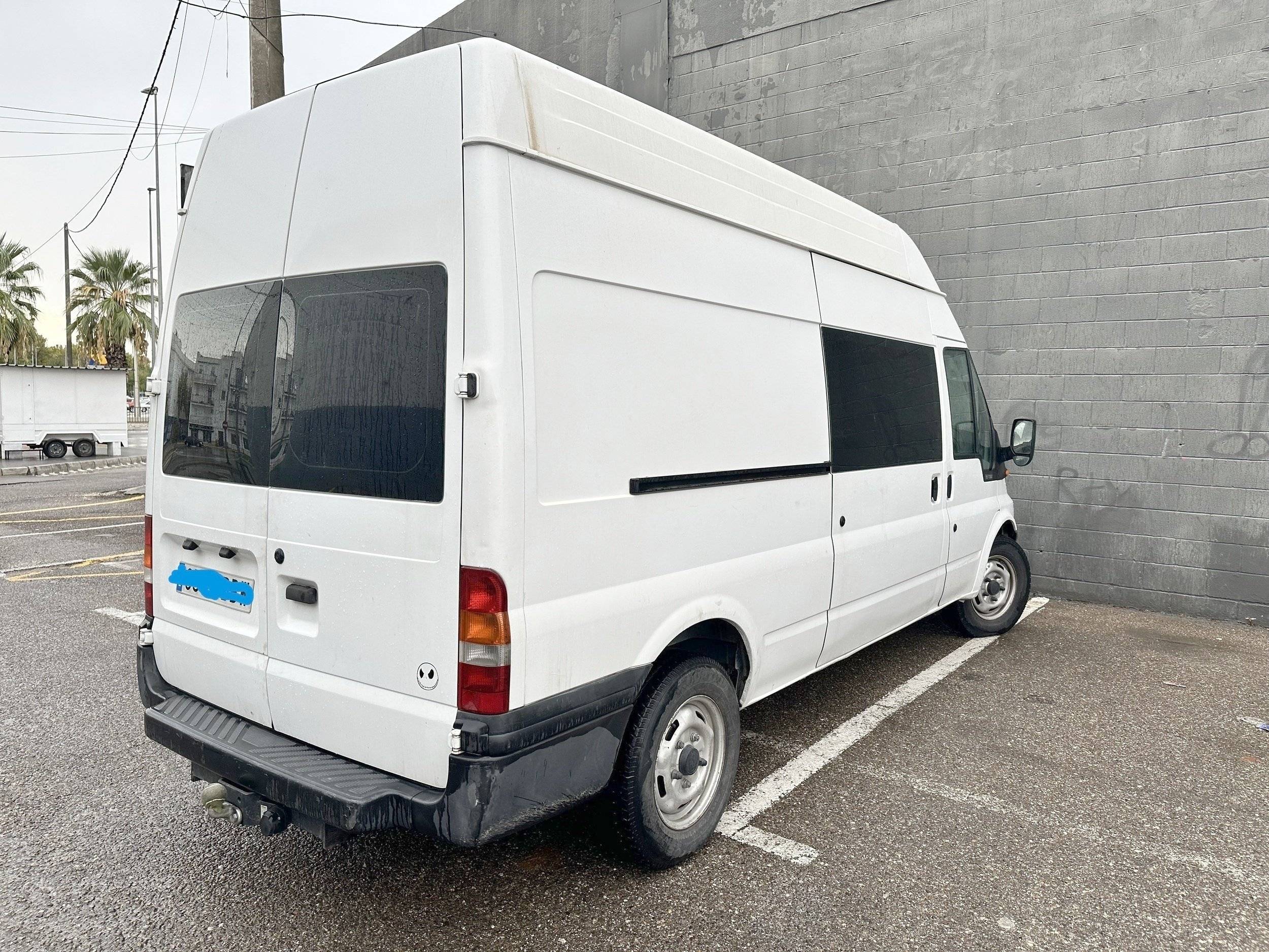 Vista del vehicle angle davanter Ford ford transit - Yescapa
